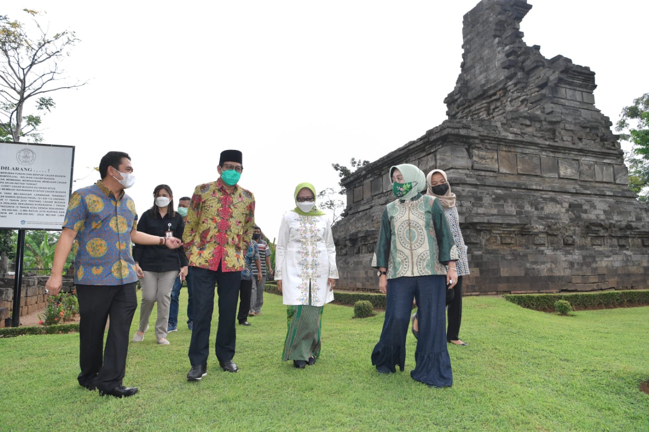 Mendes PDTT Abdul Halim Iskandar dan istri menyempatkan mengunjungi Candi Arimbi di Desa Pulosari, Bareng, Jombang, Jatim, Sabtu (22/5).