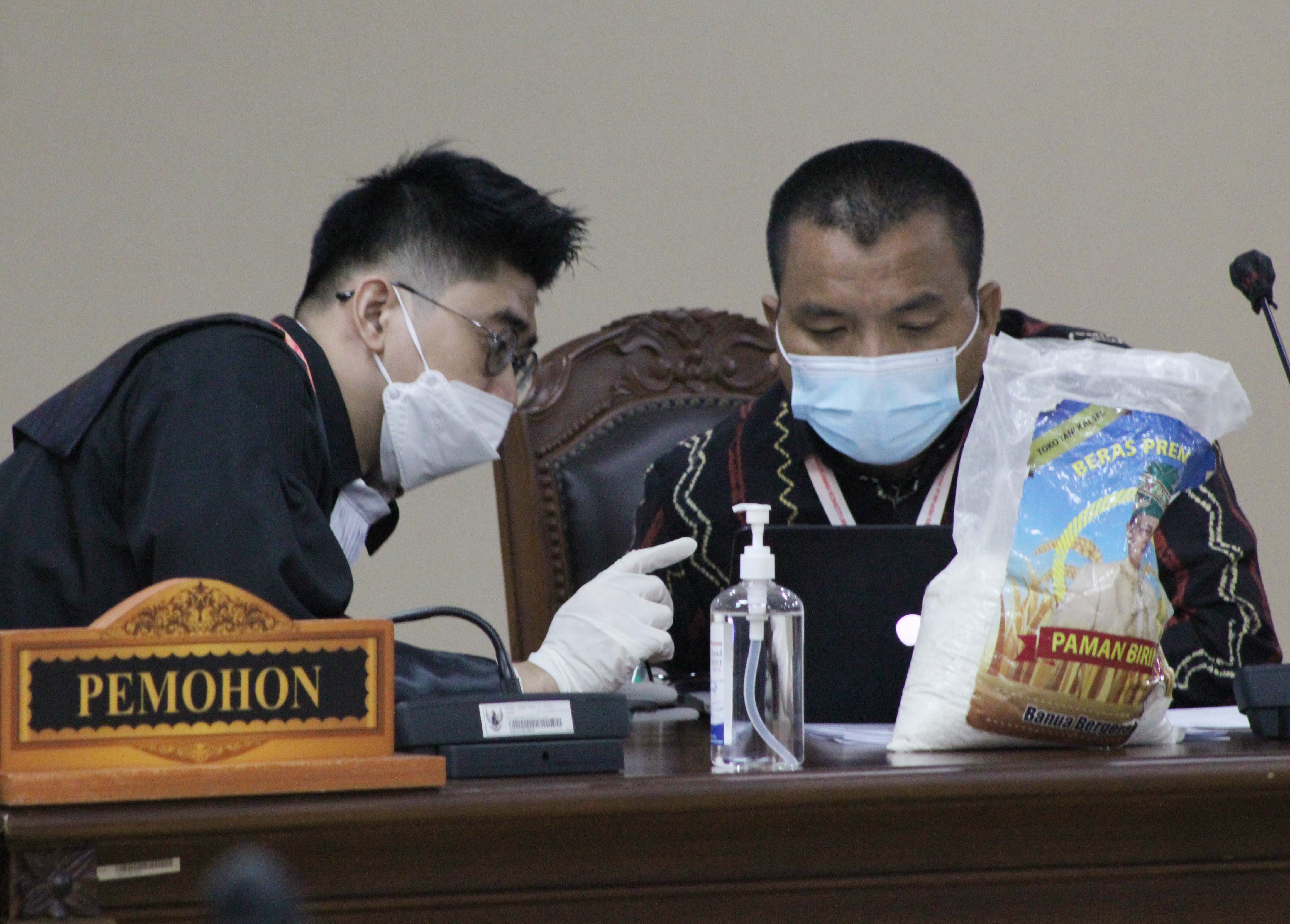 Denny Indrayana, Calon Gubernur Kalimantan Selatan saat bersidang di Mahkamah Konstitusi