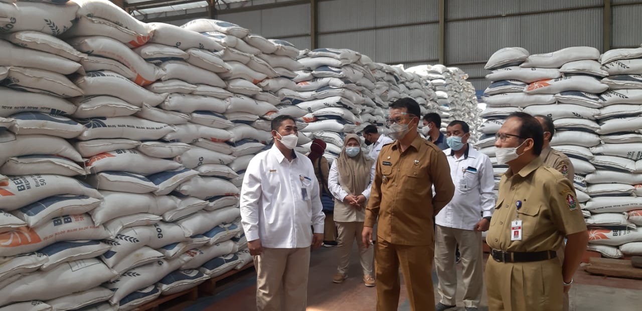 Wakil Bupati Temanggung Heri Ibnu Wibowo memantau ketersediaan beras di Bulog Temanggung, Senin (3/5)