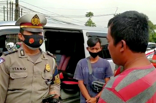 Anggota Satlantas Polres Cimahi menindak sopir travel gelap yang mengangkut pemudik saat larangan mudik Labaran 2021 di Padalarang, Kab