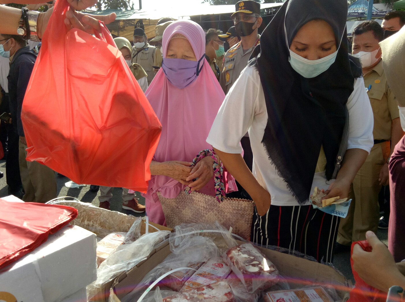 Warga membeli daging sapi beku