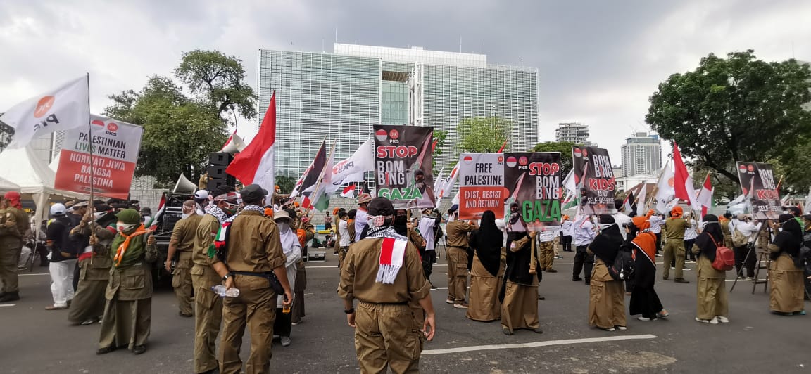 Pada Hari Kebangkitan Nasional yang jatuh hari ini, Kamis (20/5), PKS menggelar aksi di depan kantor Kedubes AS, Jalan Medan Merdeka Selatan