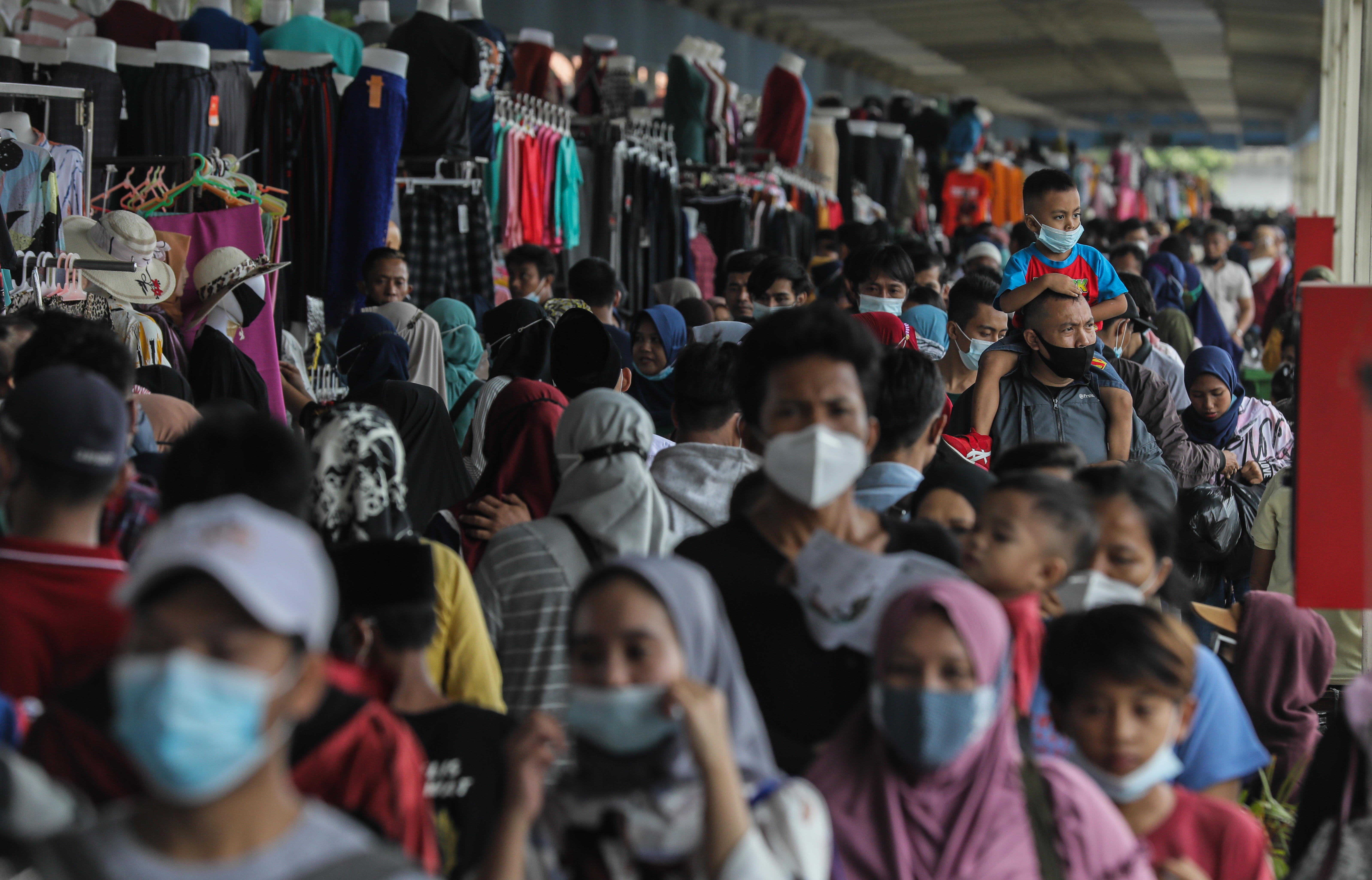 Pengunjung memadati Sky Bridge Pasar Tanah Abang, Jakarta.