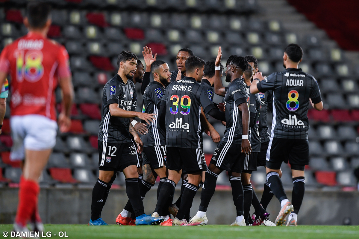 Para pemain Lyon melakukan selebrasi usai mencetak gol ke gawang Nimes