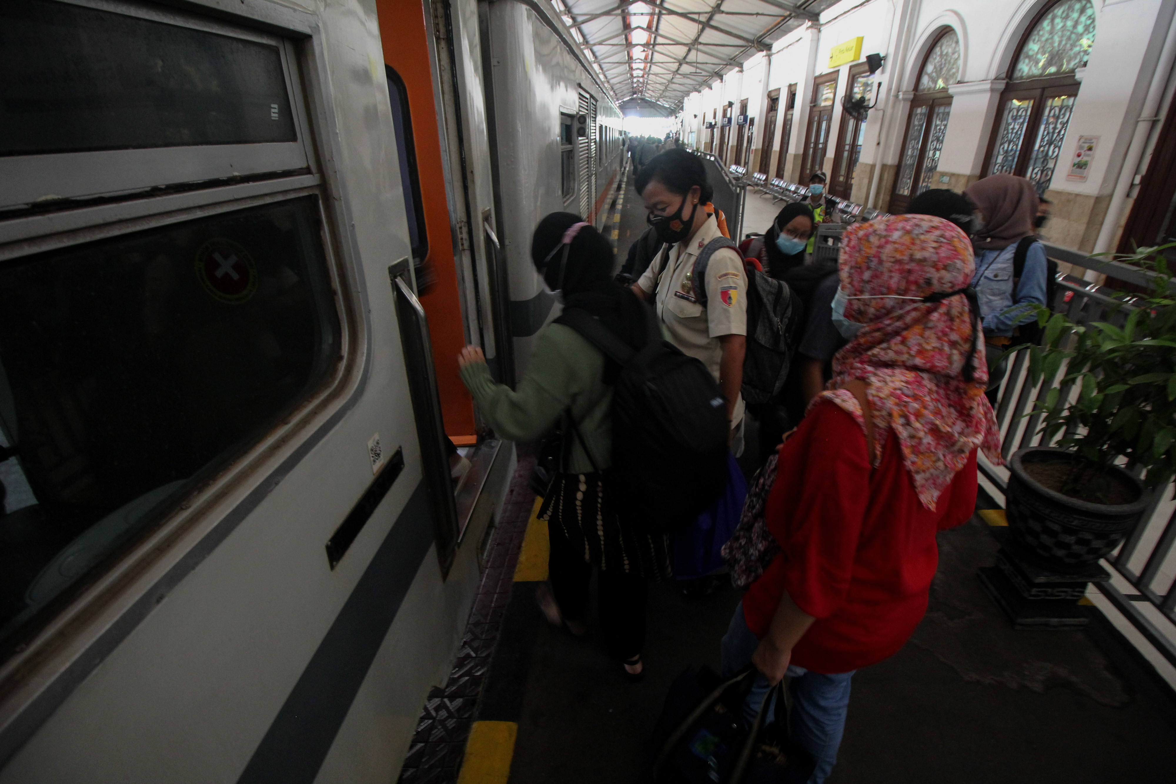 Penumpang mengantre untuk naik ke kereta api di Stasiun Gubeng Surabaya, Jawa Timur, Selasa (4/5/2021)