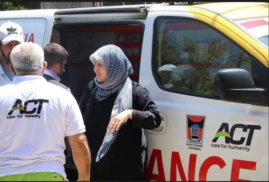 Ambulans bantuan dari Pemko Padang tengah mengevakuasi warga Palestina yang terluka dalam serangan Israel.