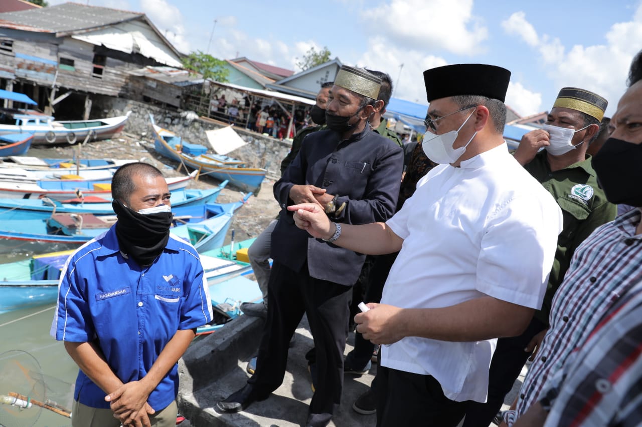 Gubernur Babel Erzaldi Rosman (baju putih) sedang berbincang dengan nelayan.