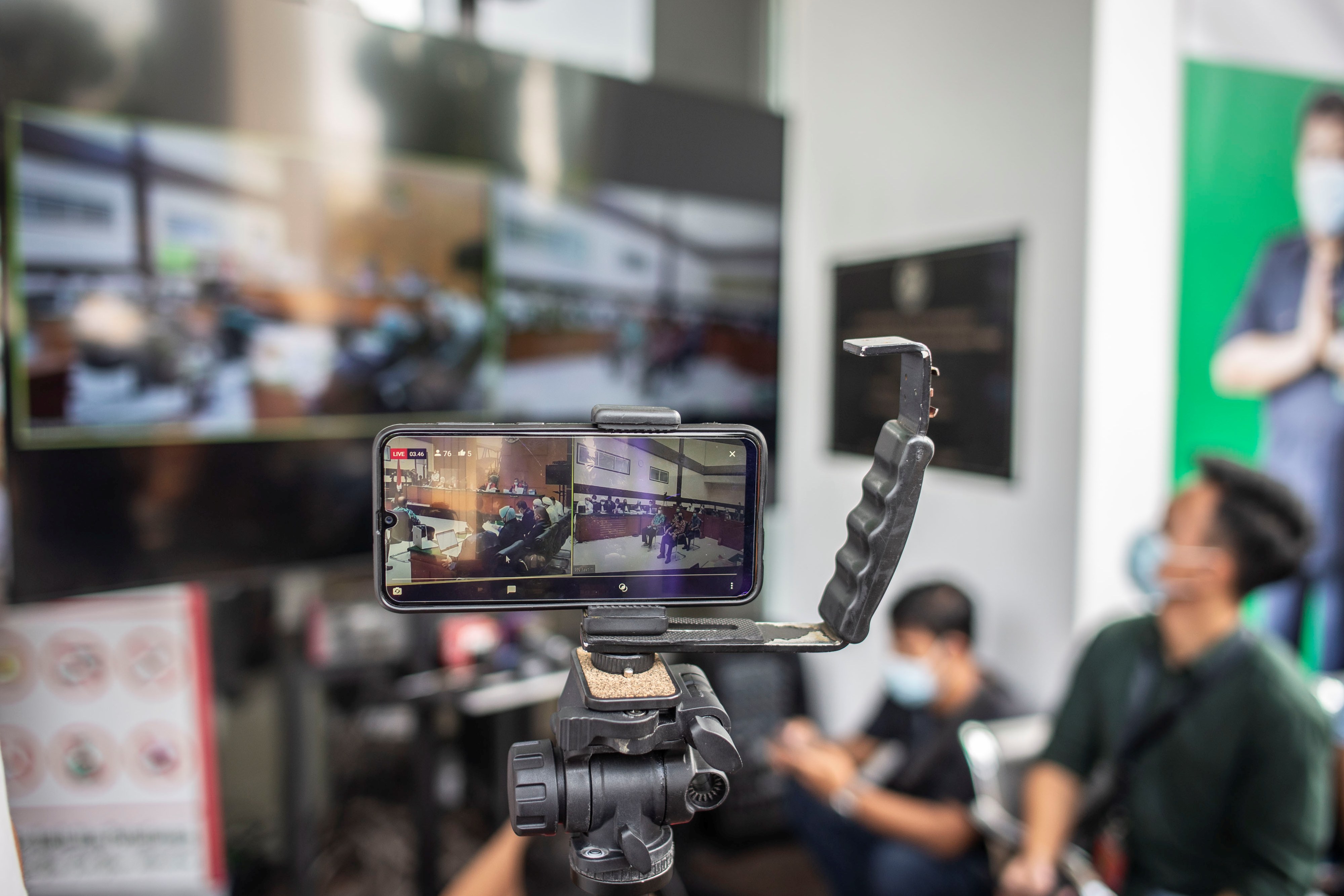 Gawai merekam layar yang menampilkan suasana sidang lanjutan kasus pelanggaran protokol kesehatan dengan terdakwa Rizieq Shihab.