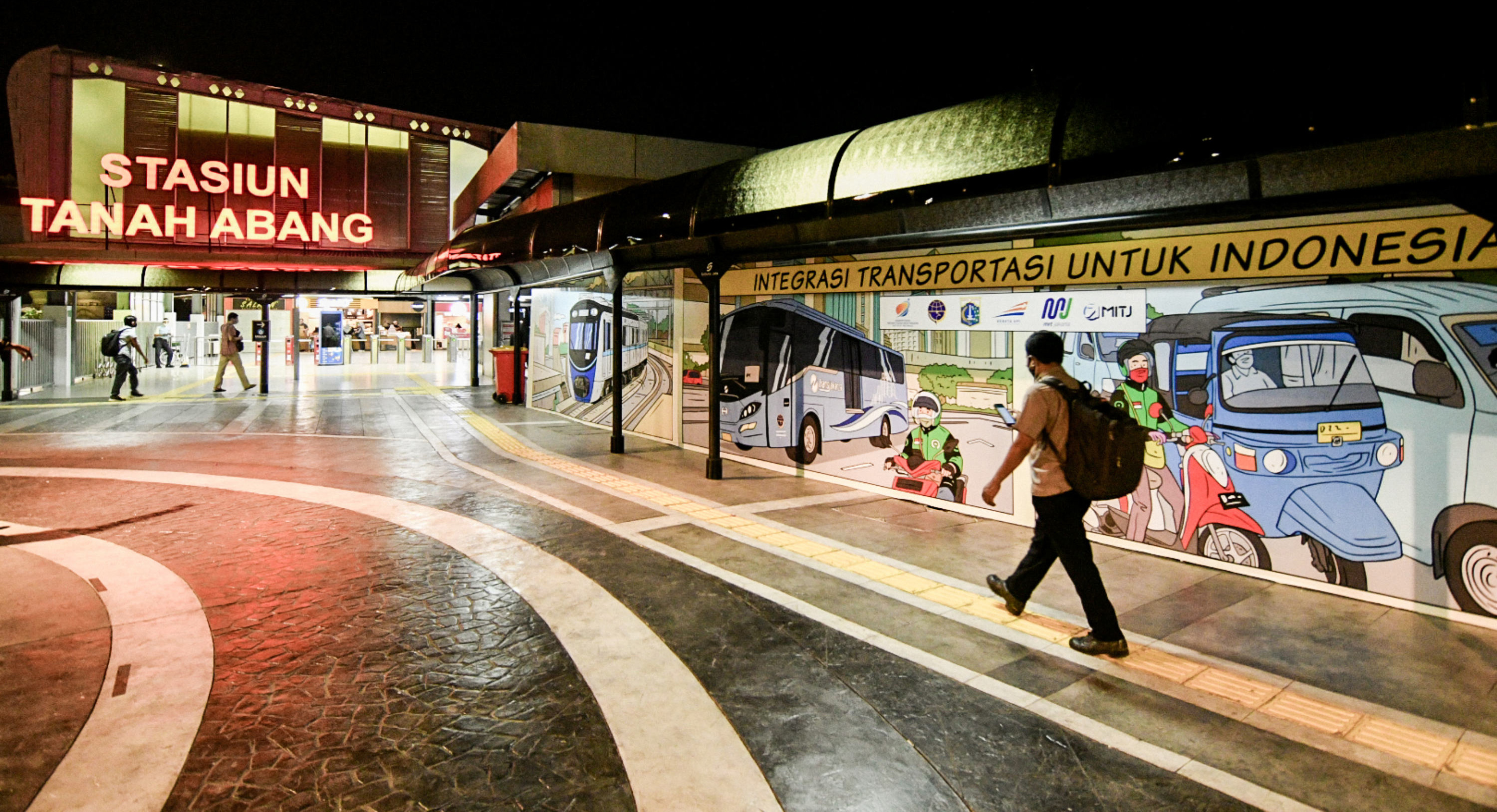 Warga berjalan di area Stasiun Terpadu Tanah Abang, Jakarta.