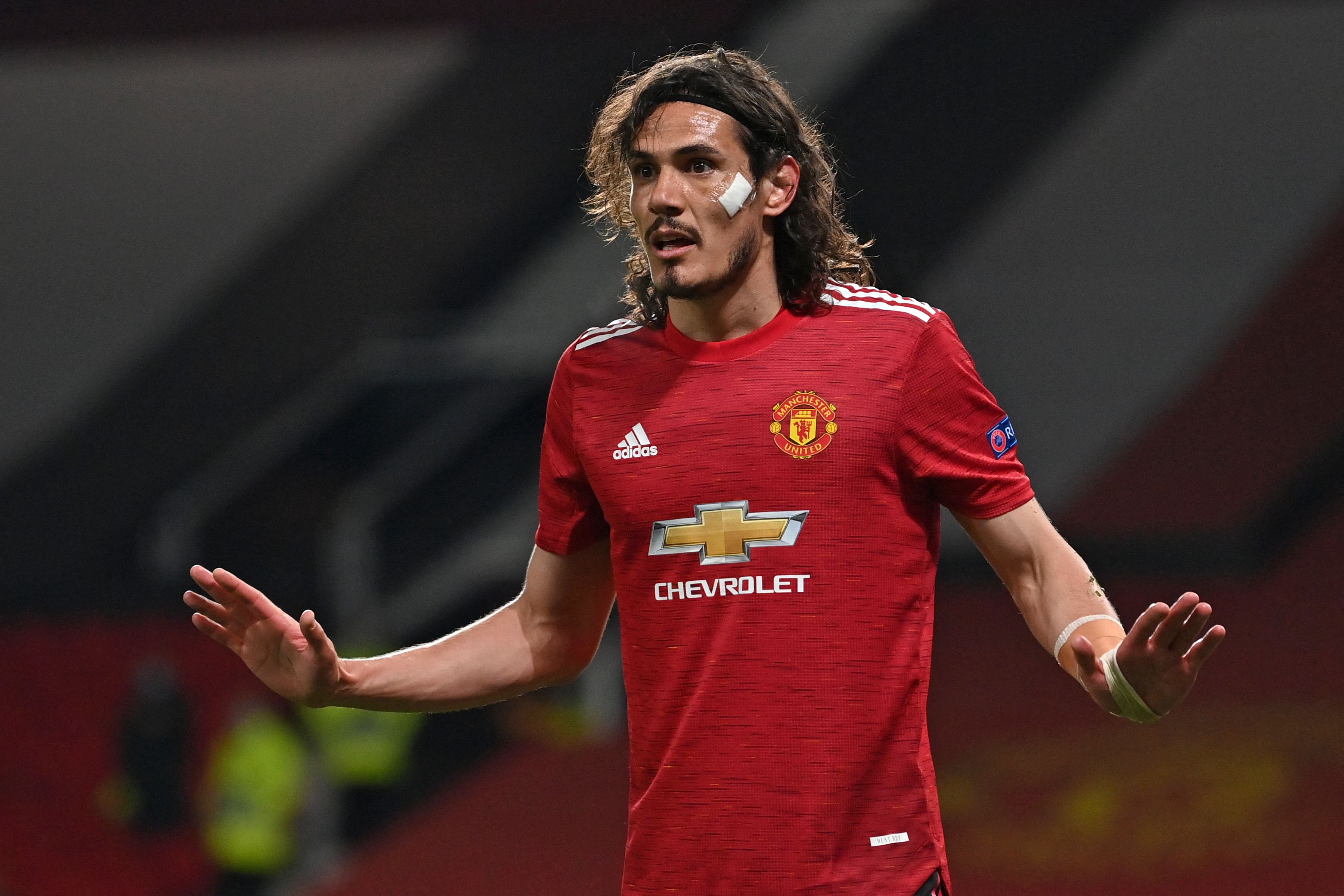 Edinson Cavani dikabarkan tetap bertahan di MU satu musim ini.
