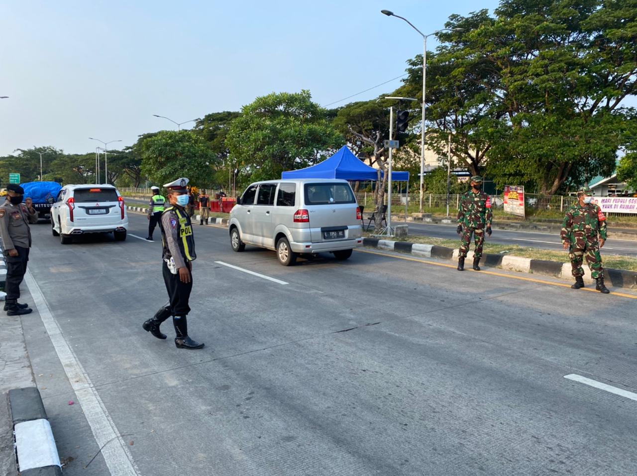 Aparat gabungan berjaga di pos penyekatan perbatasan Surabaya - Madura.