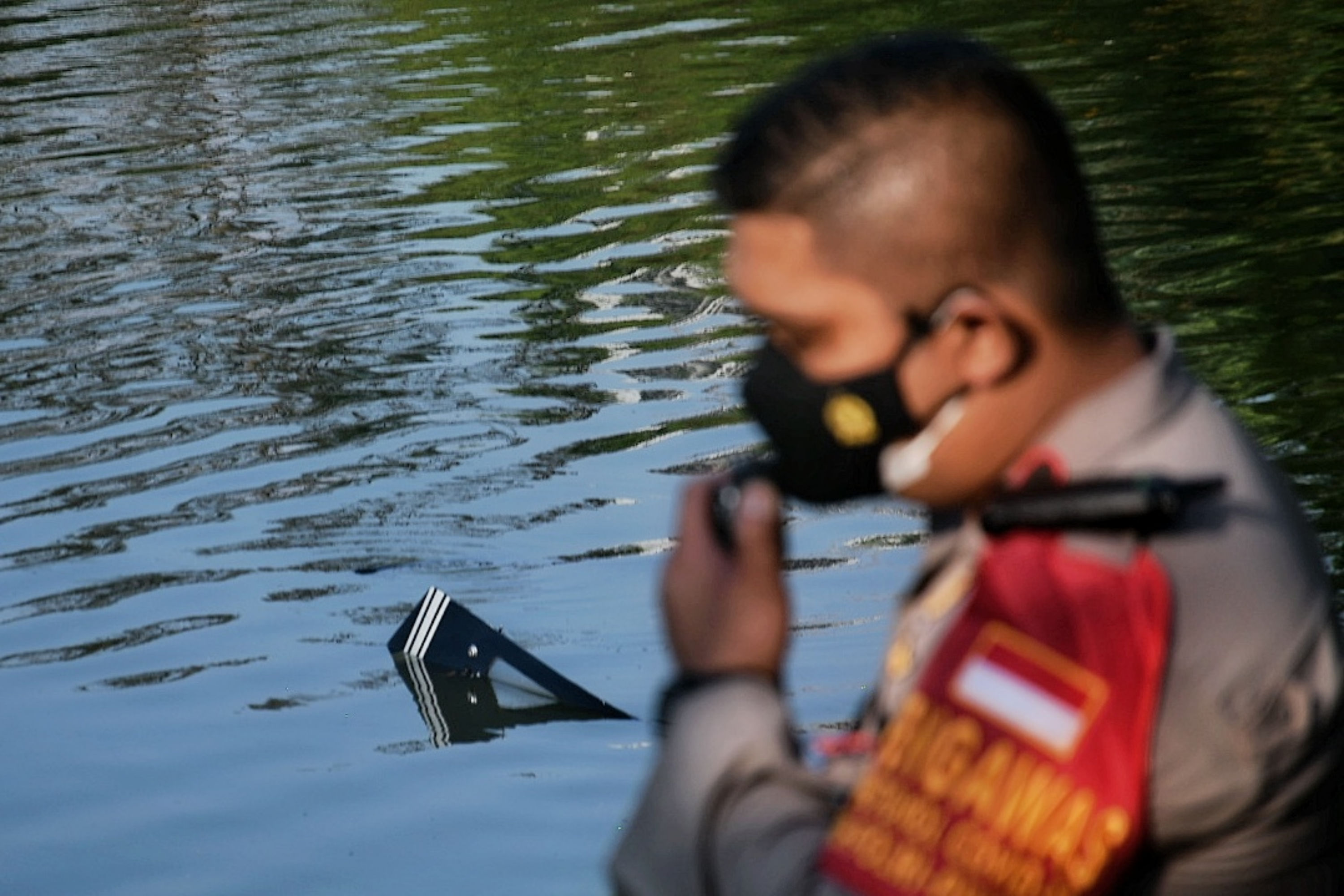 Polisi menjaga lokasi jatuhnya helikopter latihan di Buperta Cibubur, Jakarta