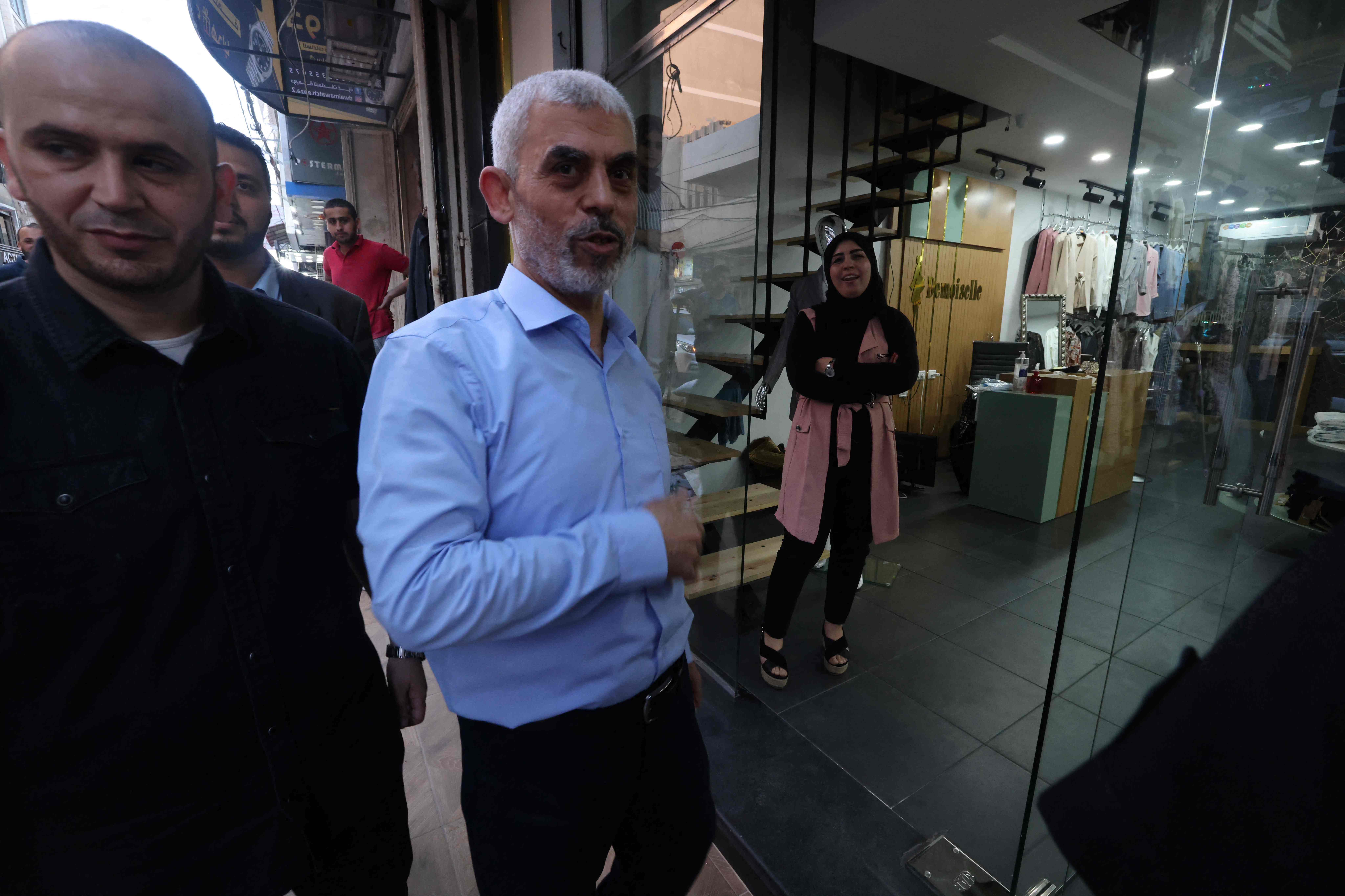 Yahya Sinwar (kemeja biru).