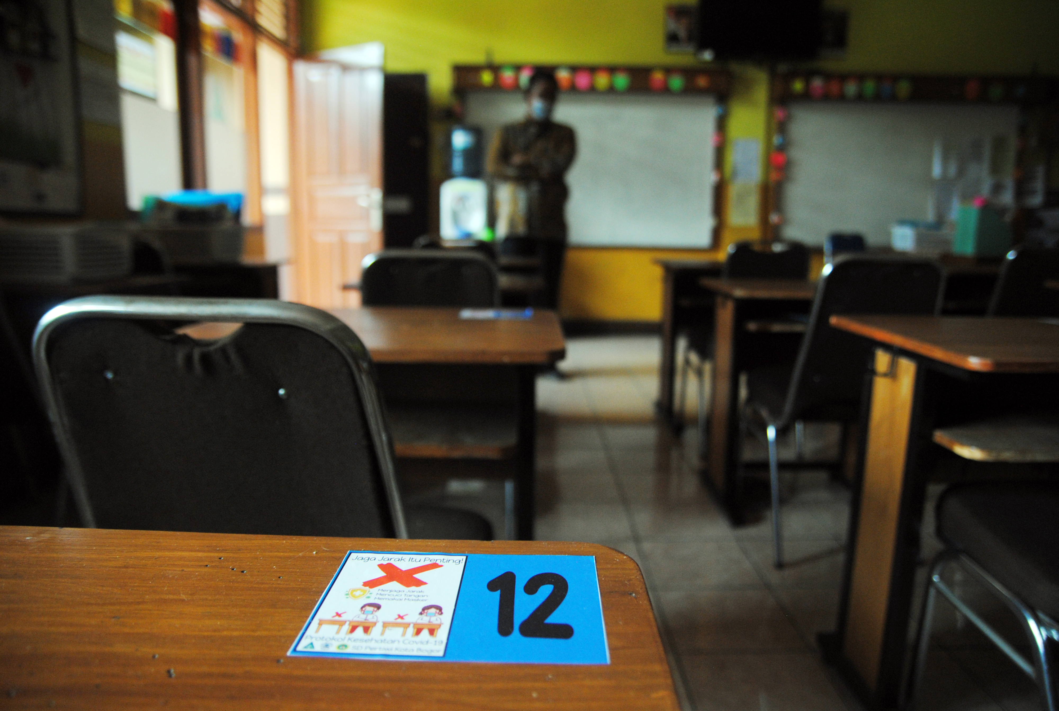 Tanda jaga jarak dipasang pada setiap meja siswa di SD Pertiwi, Kelurahan Sukasari, Kota Bogor, Jawa Barat, Sabtu (29/5/2021).