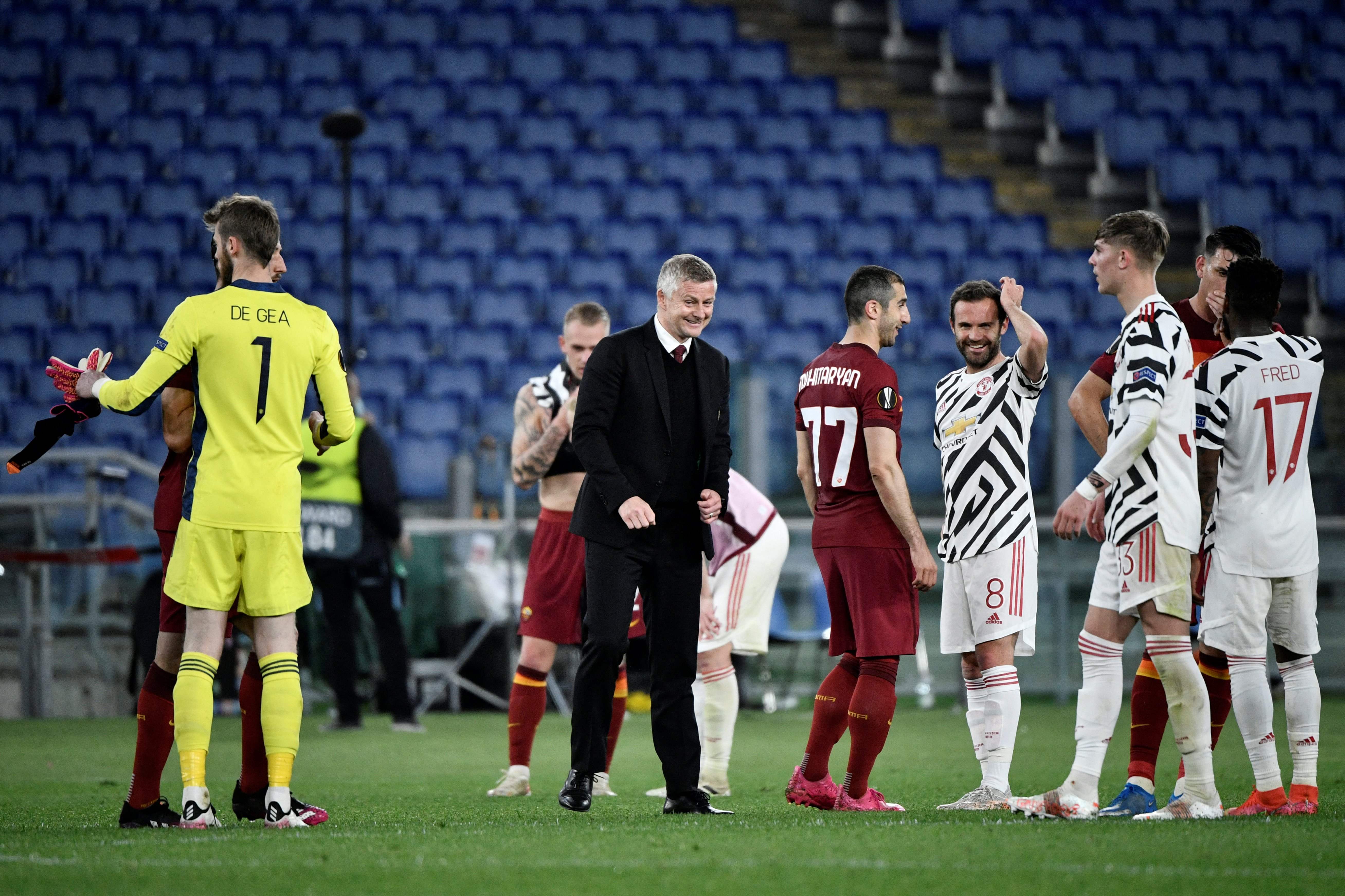 Manajer MU Ole Gunnar Solksjaer memberikan selamat ke skuadnya usai memastikan diri ke final LigaEuropa