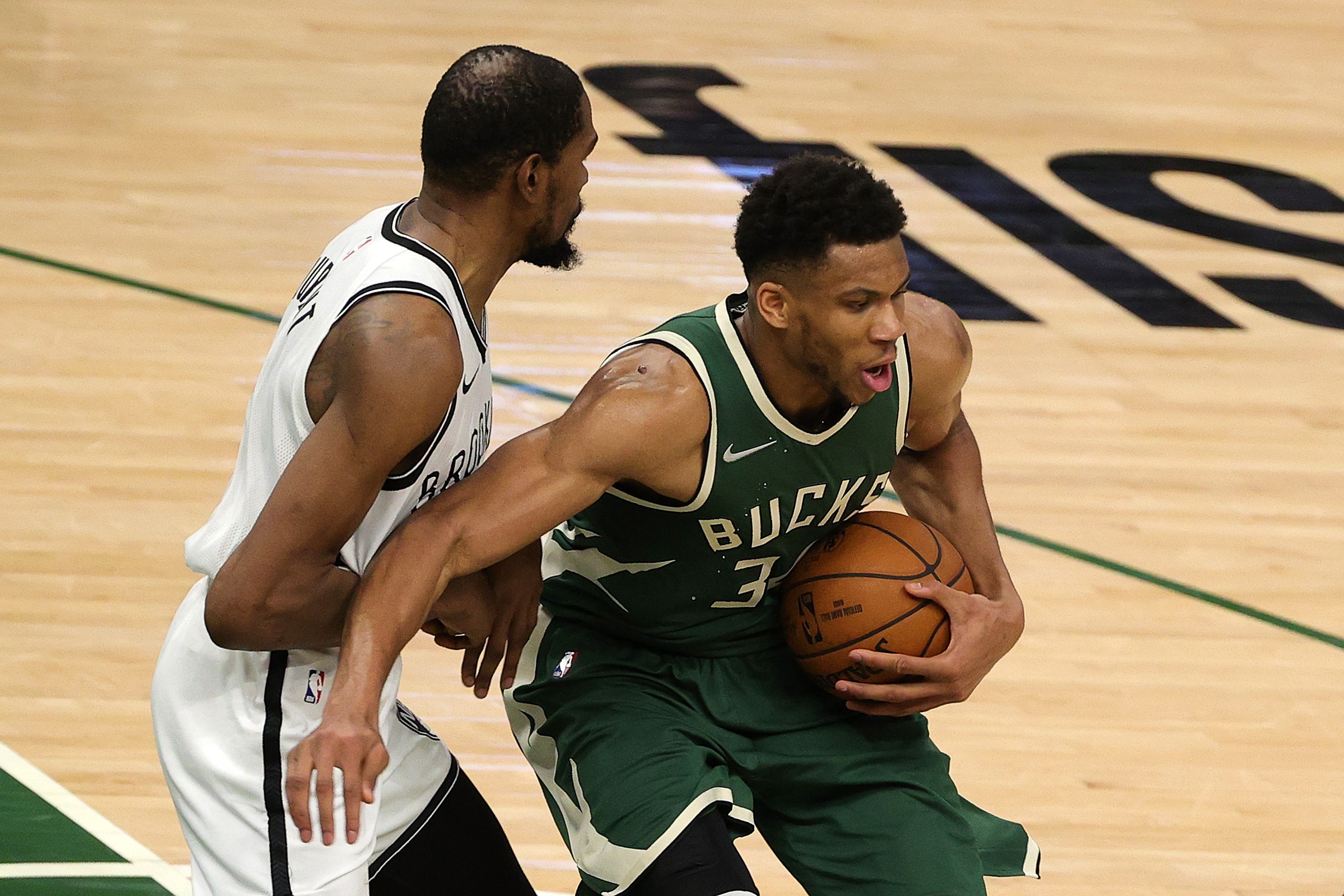 Bintang Milwaukee Bucks Giannis Antetokopunmpo (kanan) berhadapan dengan bintang Brooklyn Nets Kevin Durant di laga NBA.