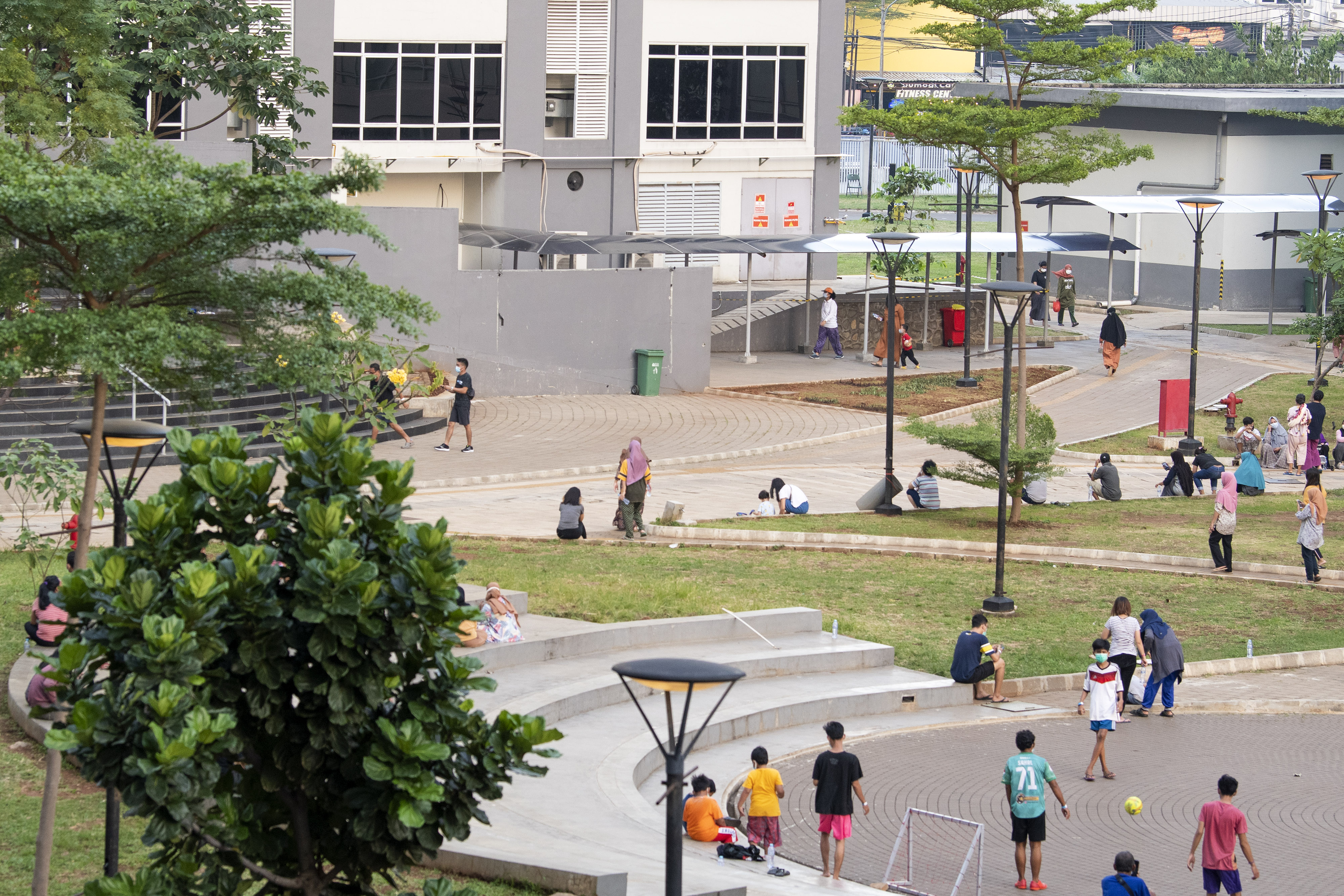 Sejumlah pasien positif covid-19 berolahraga di Rumah Sakit Darurat Covid-19 (RSDC), Wisma Atlet, Kemayoran, Jakarta, Rabu (26/5/2021)