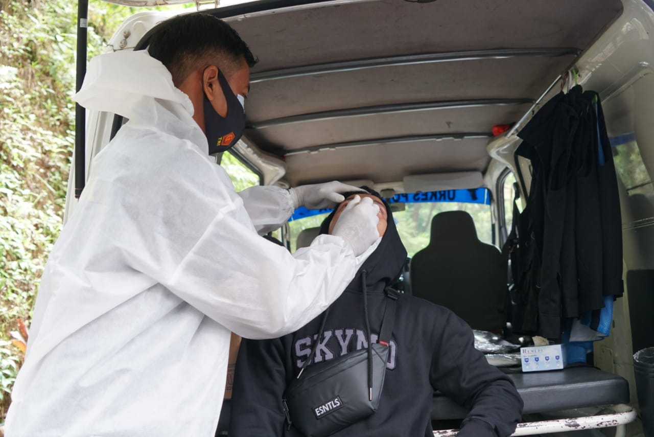 Pemeriksaan wisatawan yang akan menuju Malino