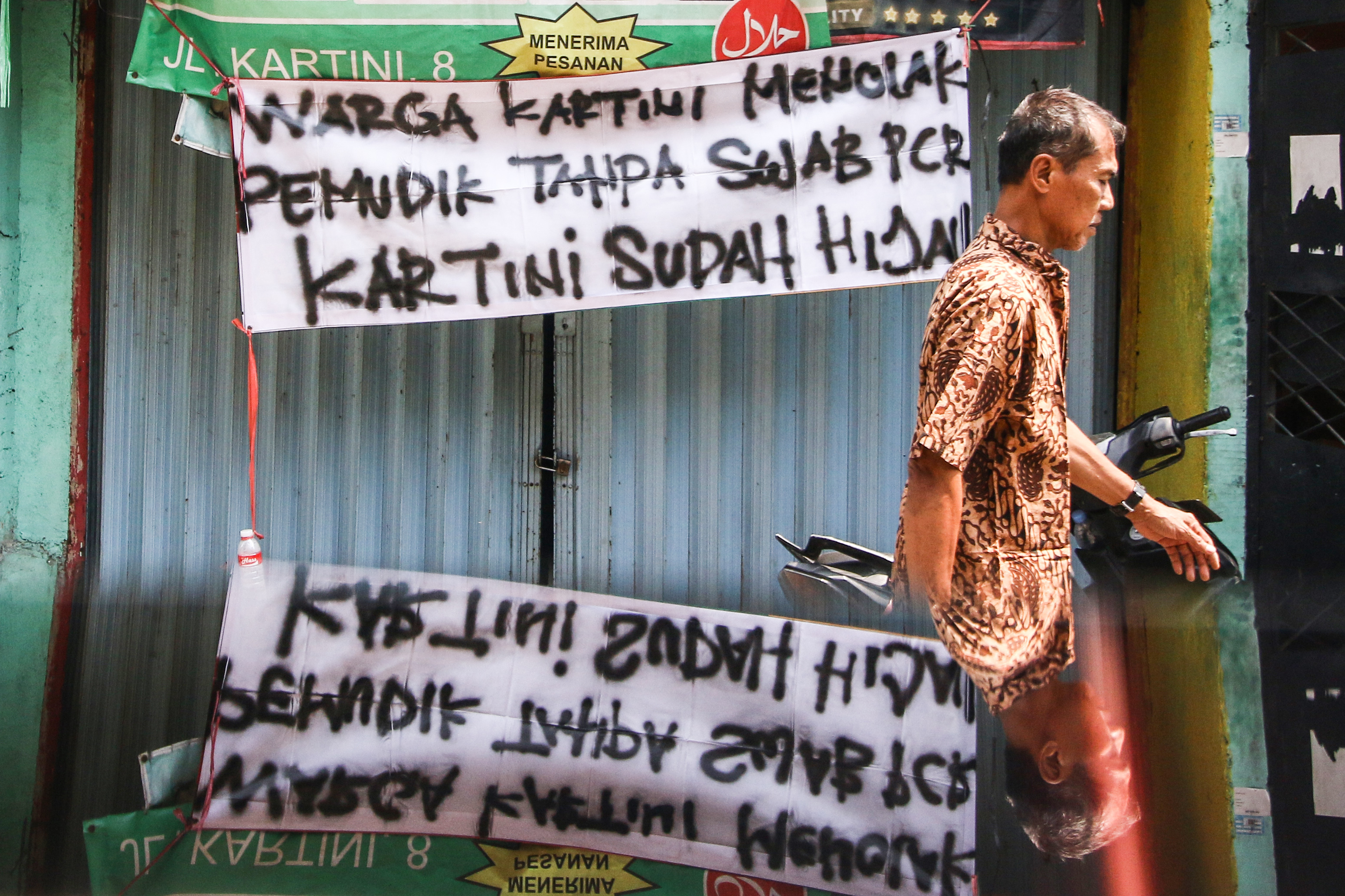 Spanduk menolak pemudik yang balik tanpa hasil engatif Covid-19 di Sawah Besar, Jakarta Pusat