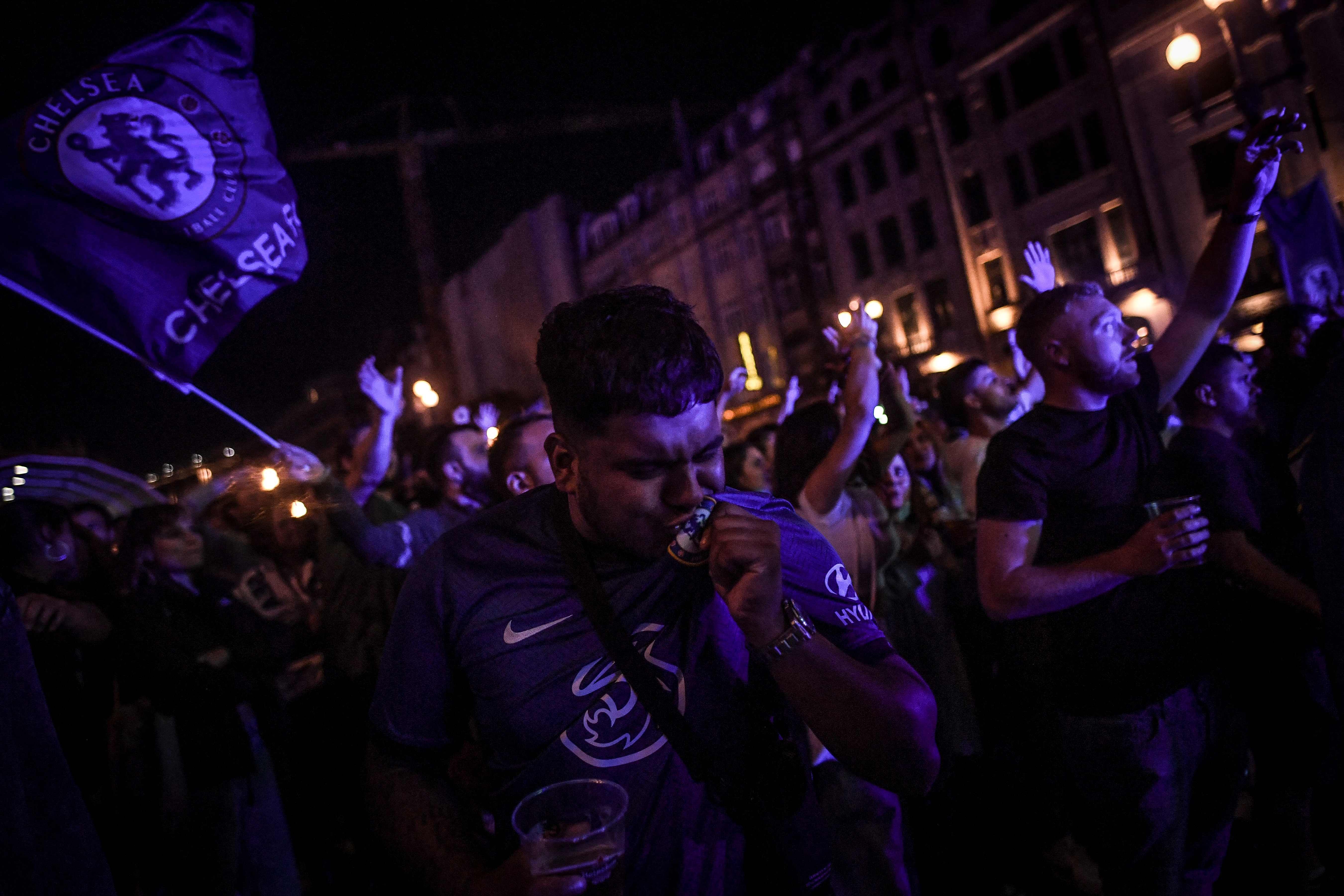 Para pendukung Chelsea bereaksi saat menonton laga final Liga Champions di Porto, Portugal.