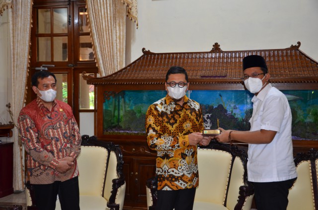 Ketua Komisi II DPR Ahmad Doli Kurnia Tandjung (tengah) usai pertemuan dengan Bupati Sidoarjo Ahmad Muhdlor Ali di kantor Bupati Sidoarjo.