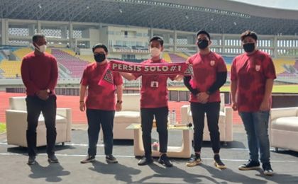 Direktur Utama PT Persis Solo Saestu, Kaesang Pangarep (tengah) 