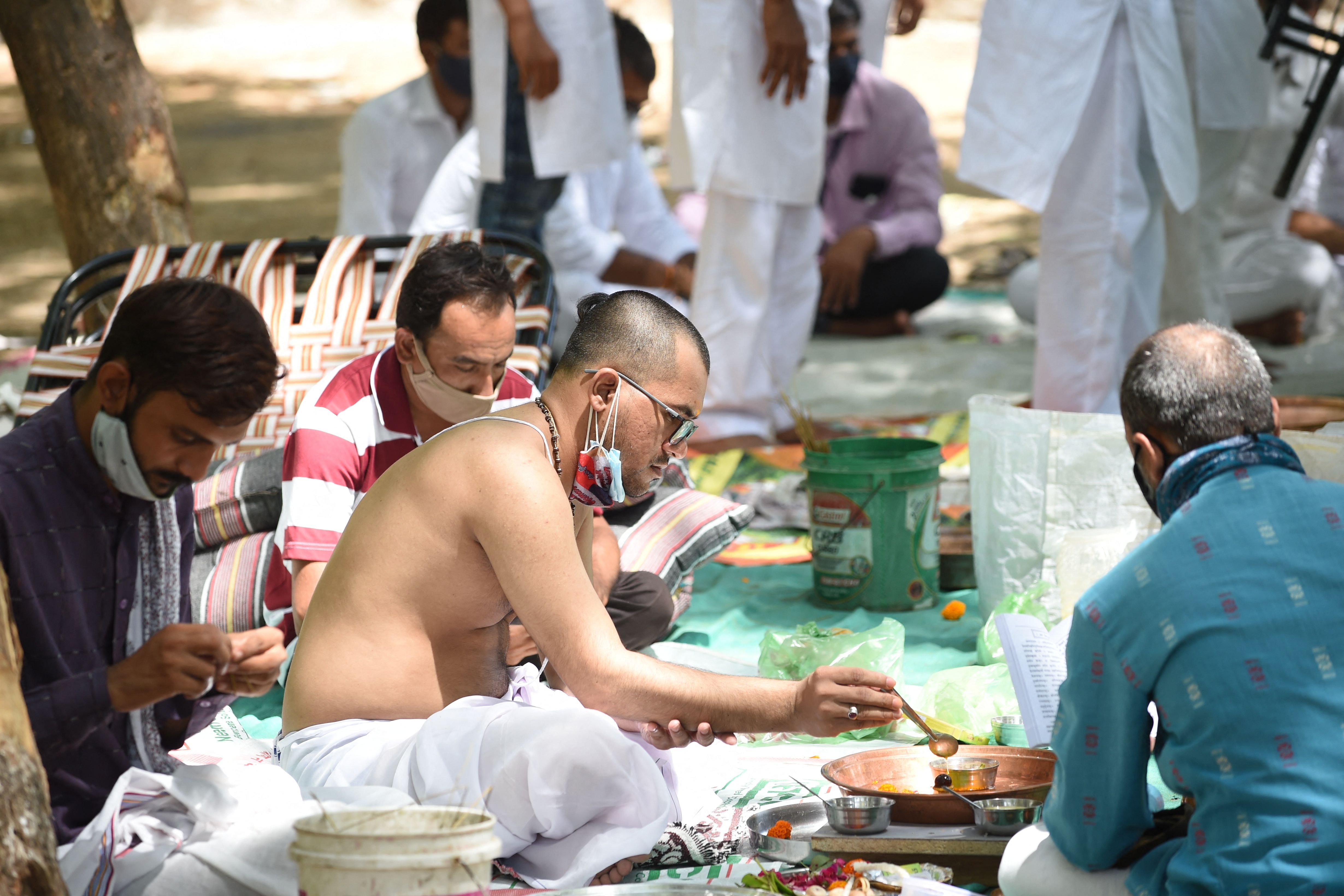 Pendet Hindu dan umatnya berdoa untuk keselamatan dari Covid-19 dengan ritual 'Vaishakh Amavasya' di  Ahmedabad, India.