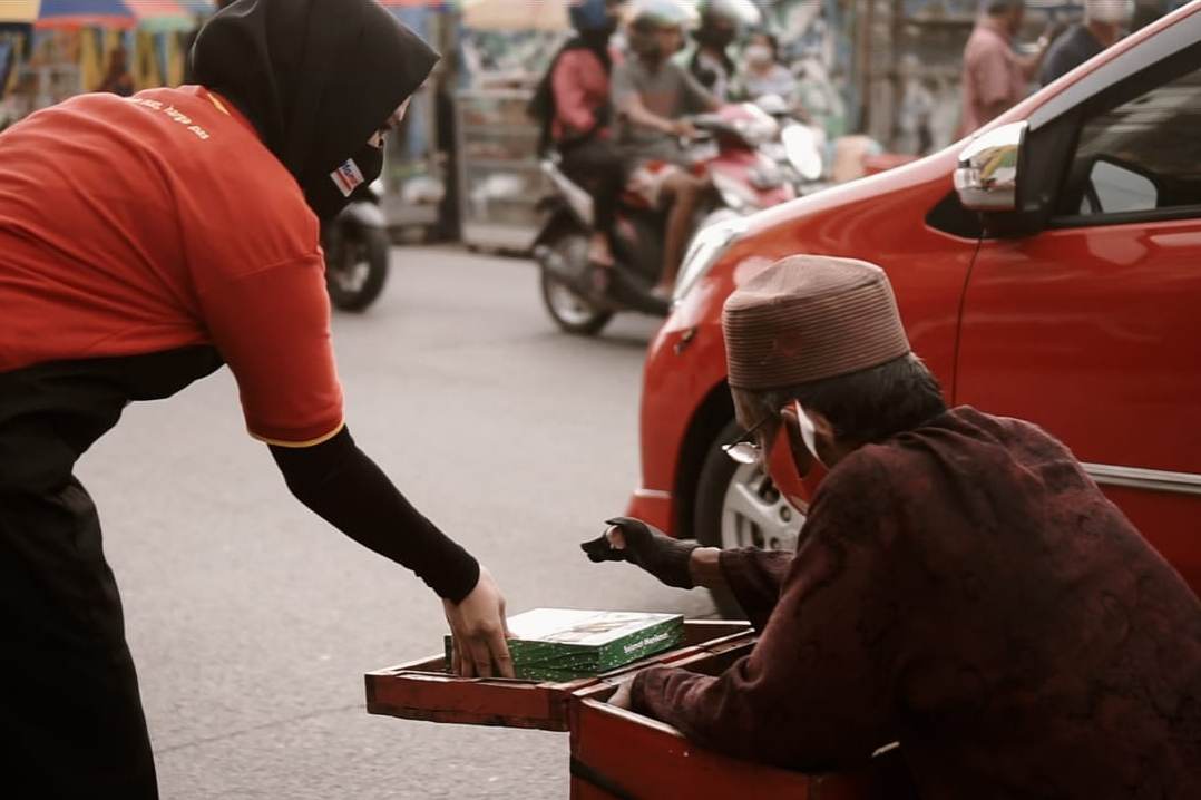 Pembagian buka puasa.
