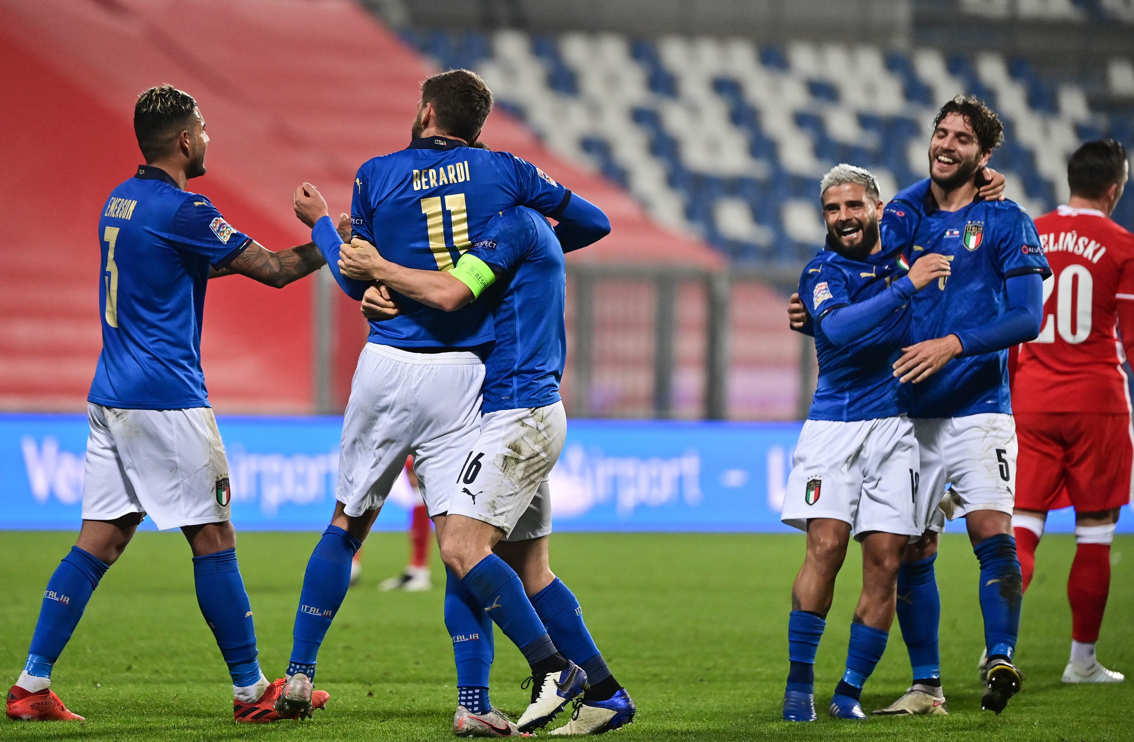 Para pemain Italia melakukan selebrasi usai mencetak gol ke gawang lawan. 