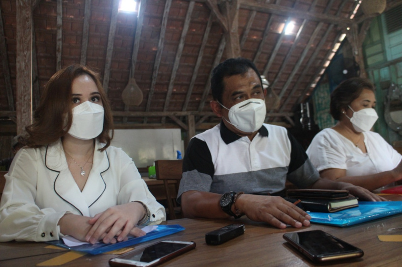 Michelle Kuhnle (kiri) menempuh jalur hukum atas pemecatan dirinya sebagai public relations Persis Solo 