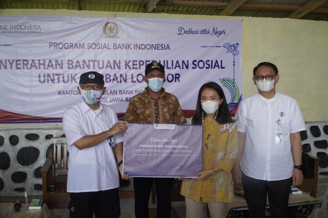 Anggota Komisi XI DPR RI Puteri Anetta Komarudin bersama Bank Indonesia menyalurkan bantuan korban bencana di Purwakarta, Jabar.