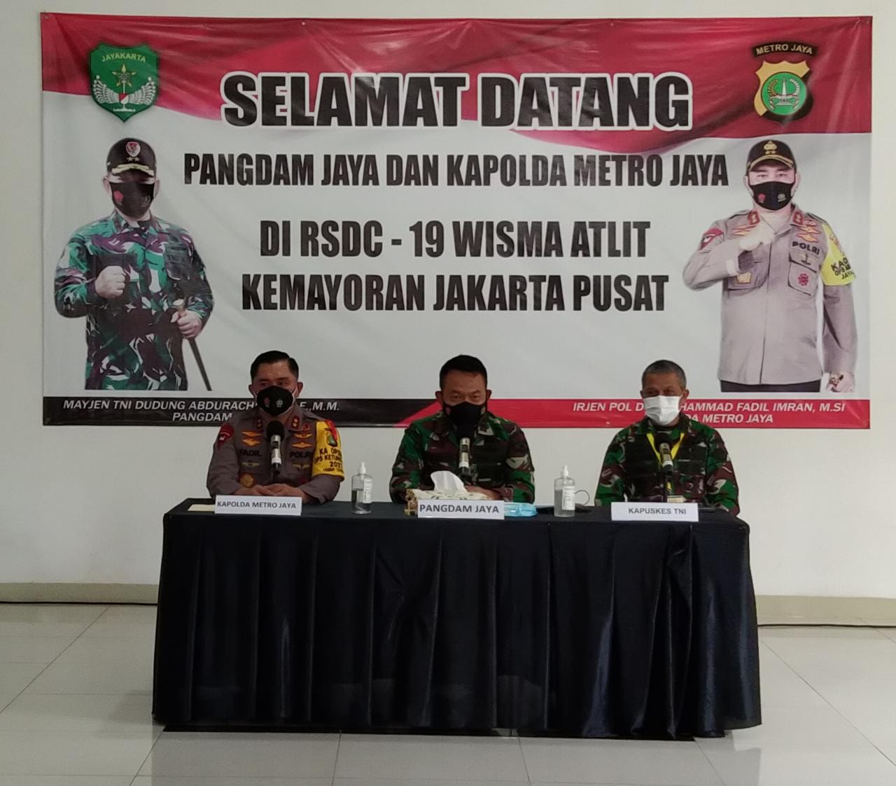 Pangdam Jaya  Mayjen TNI Dudung Abdurachman (tegah) dan Kapolda Metro Jaya Irjen Fadil Imran (kiri)  memberi arahan di  Wisma Atlet.