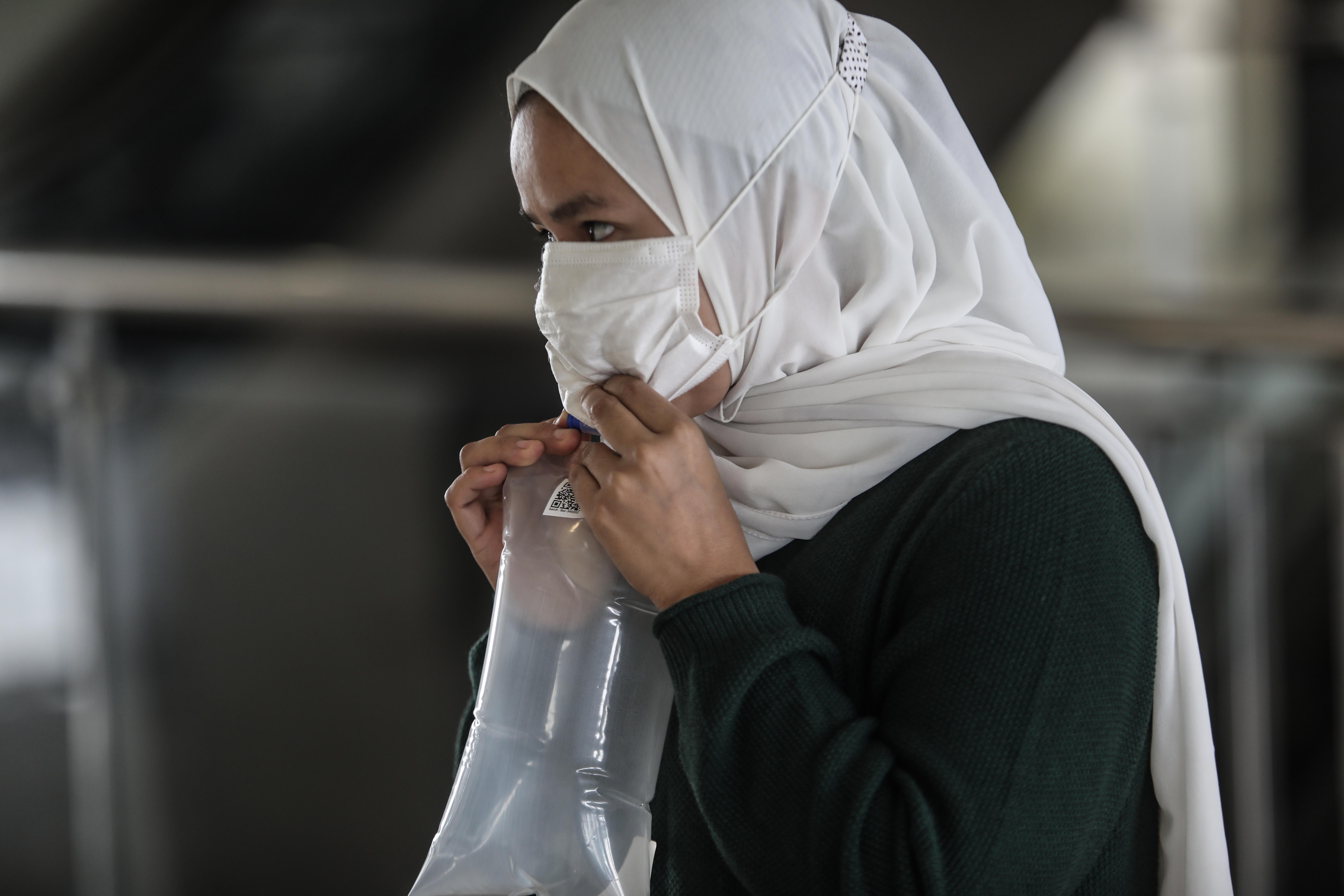 Calon penumpang antre untuk menjalani tes deteksi covid-19 dengan GeNose C19 di Terminal Pulo Gebang, Jakarta Timur, Rabu (19/5/2021)