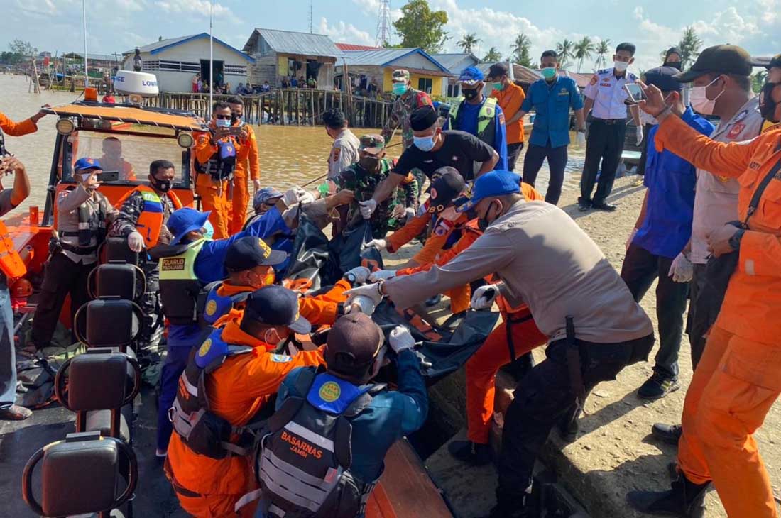 im Sar Gabungan, Senin petang (24/5), mengevakuasi dua jasad korban insiden KM Wicly Jasa Sakti (WJS) ke Dermaga Pelabuhan Nipah Panjang,