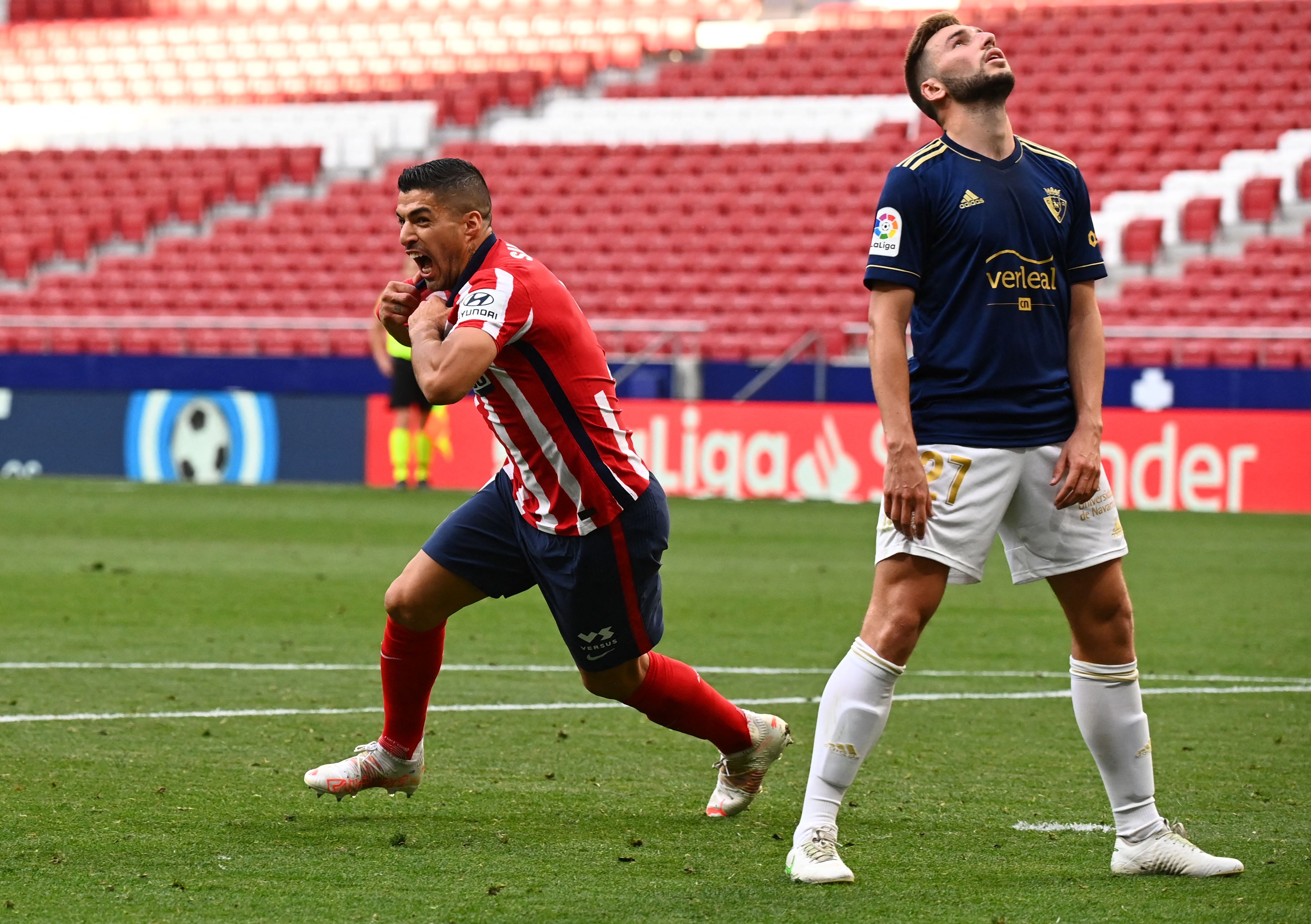 Penyerang Atletico Madrid Luis Suarez (kiri) melakukan selebrasi usai mencetak gol ke gawang Osasuna di laga La Liga.