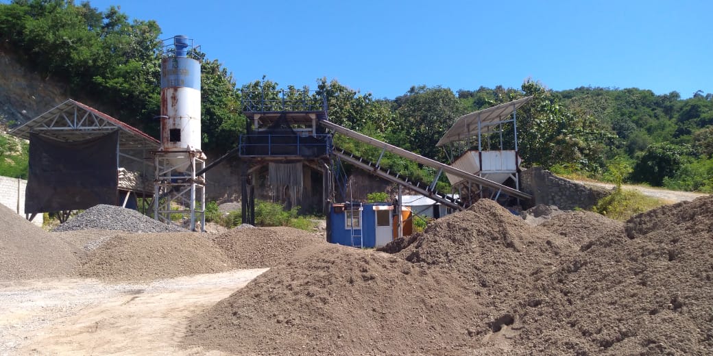 Usaha campuran beton milik PT Gunung Sari Dusun Kaper, Desa Golo Bilas, Kecamatan Komodo, Kabupaten Manggarai Barat , NTT.