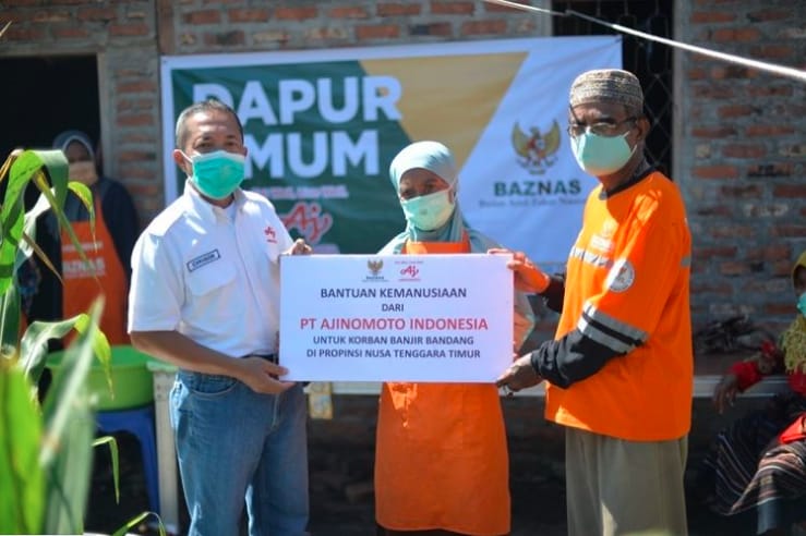 Bersama dengan Baznas, Ajinomoto memberi sumbangan untuk para korban bencana alam di NTT.