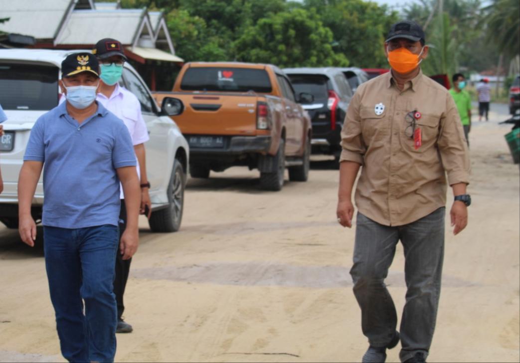  Gubernur Kalteng Sugianto Sabran, didampingi Kadis PUPR Kalteng Shalahuddin saat meninjau infrastruktur.