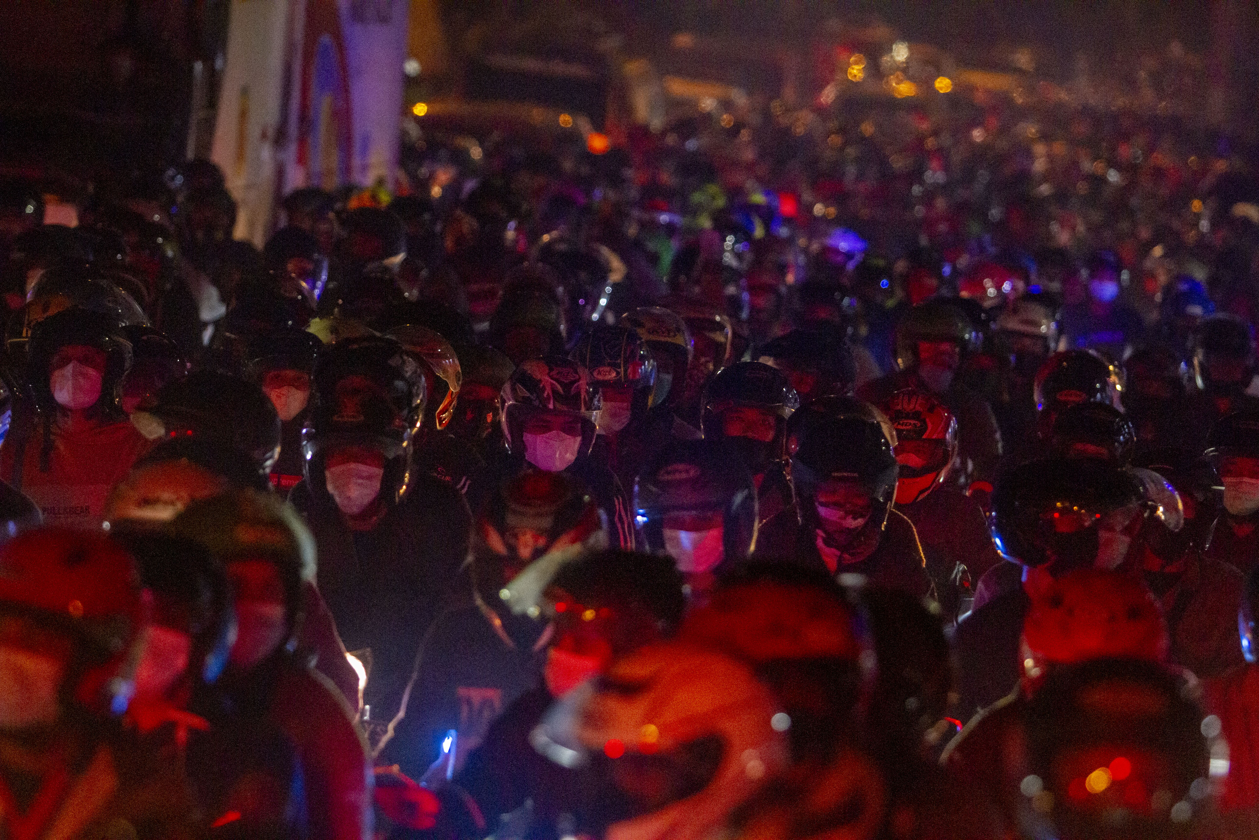 Pemudik dengan motor berupaya meneboros penyekatan yang ada di karawang, Jawa Barat.