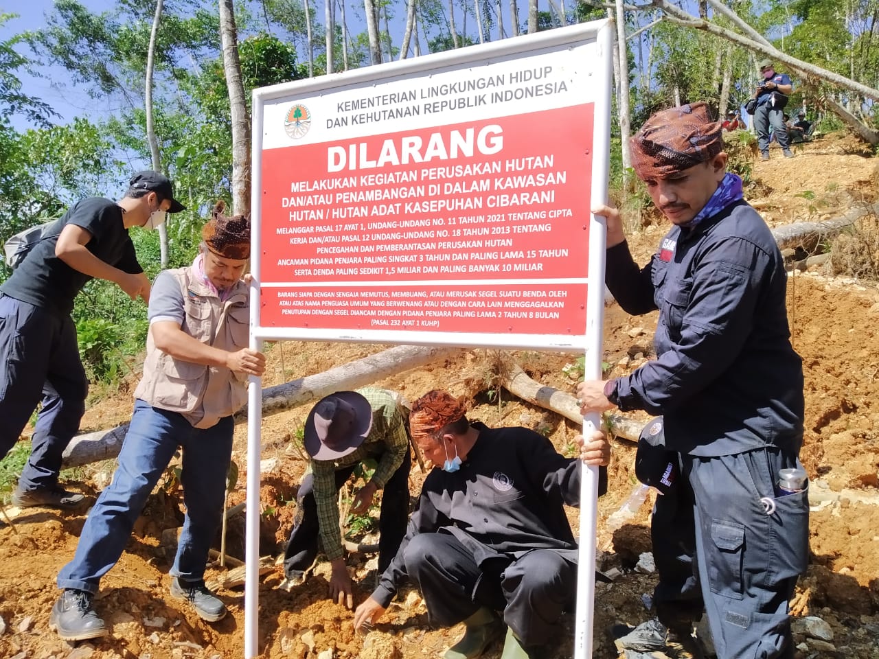 Penutupan bekas tambang ilegal di wilayah Gunung Liman yang termasuk area hutan adat Kasepuhan Cibarani, Kabupaten Lebak, Provinsi Banten.