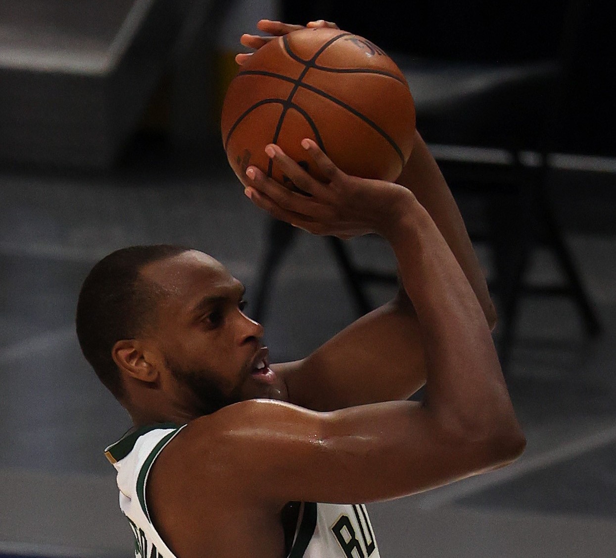 Pebasket Khris Middleton dari Milwaukee Bucks siap melakukan lemparan.