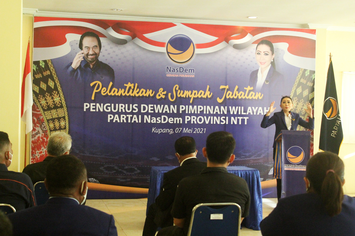 Pelatinkan pengurus DPW NasDem NTT, Jumat (7/5).