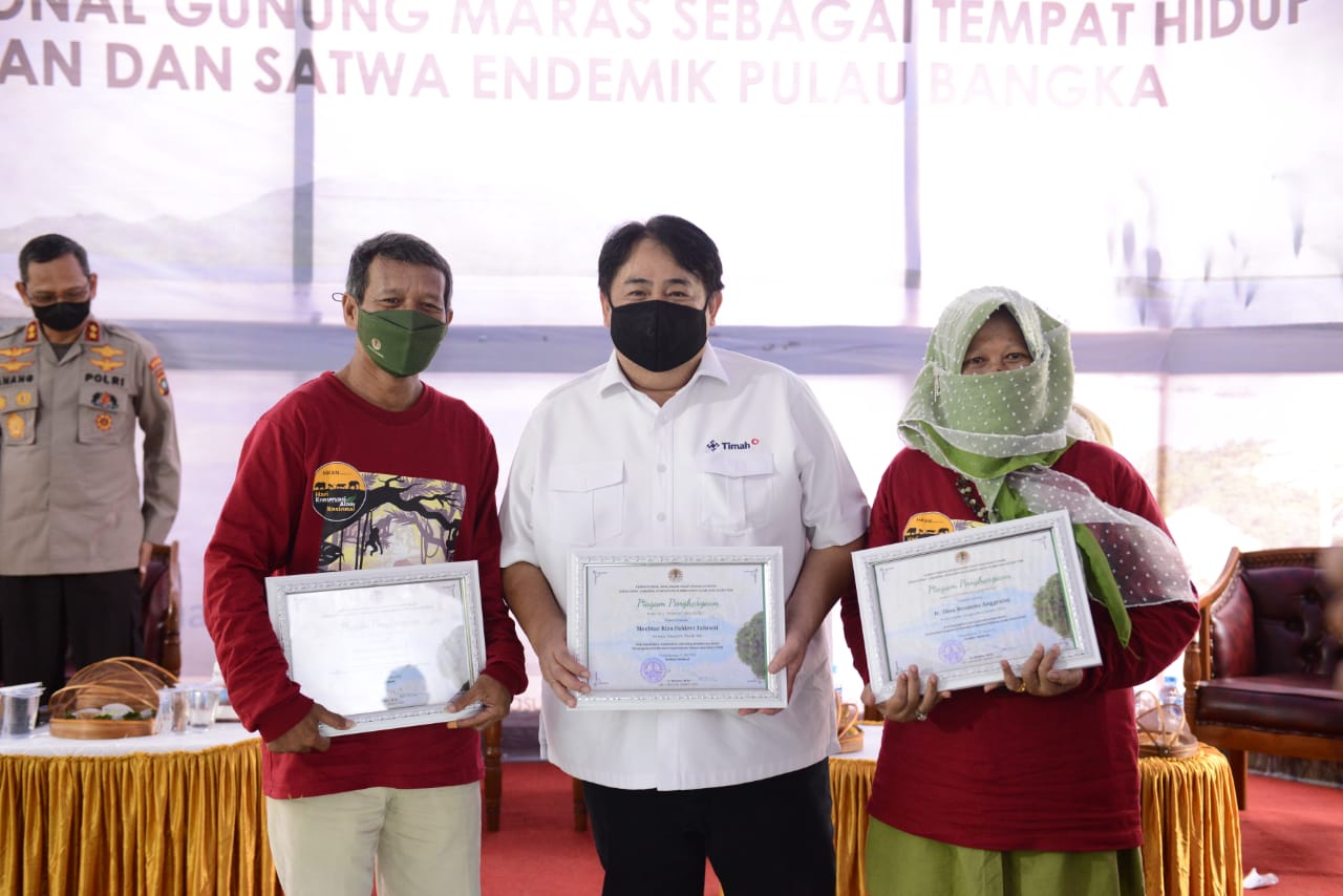  Direktur Utama PT Timah Tbk, Mochtar Riza Pahlevi (tengah) menerima penghargaan KLHK, Senin (24/5)