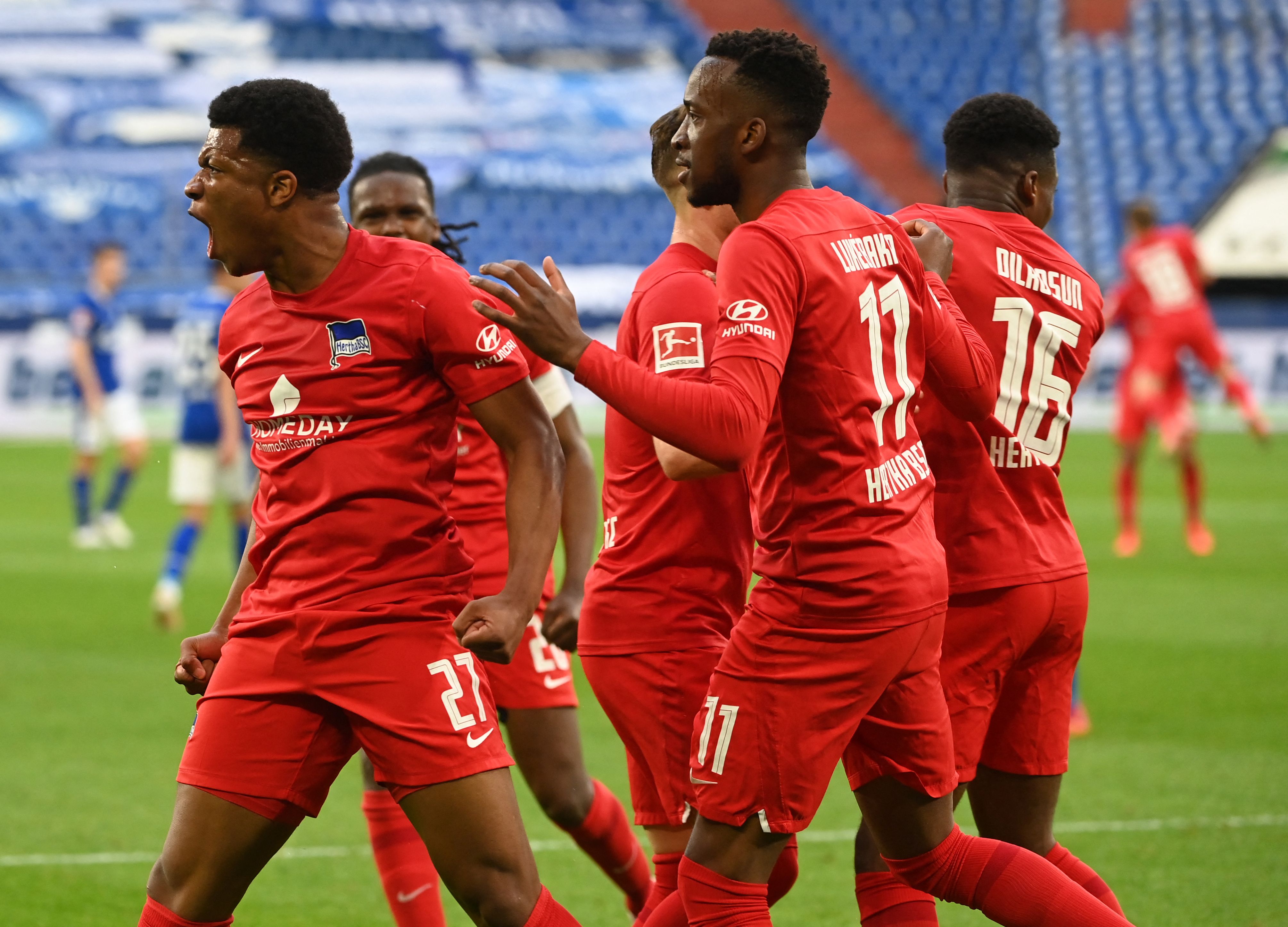 Para pemain Hertha Berlin melakukan selebrasi usai mencetak gol ke gawang Schalke 04 di laga Bundesliga.