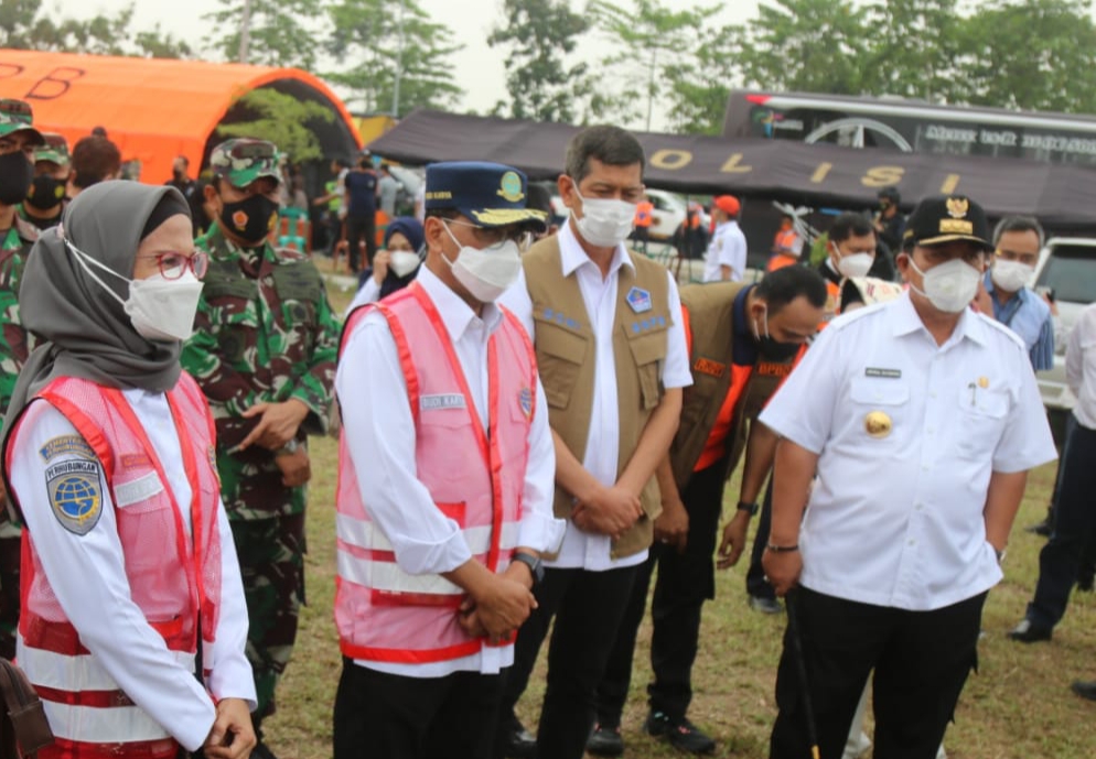 Menhub Budi Karya Sumadi (dua kiri) meninjau pos penyekatan di Tol Trans Sumatera Rest Area KM 87B Jatiagung, Lampung Selatan, Sabtu (22/5).