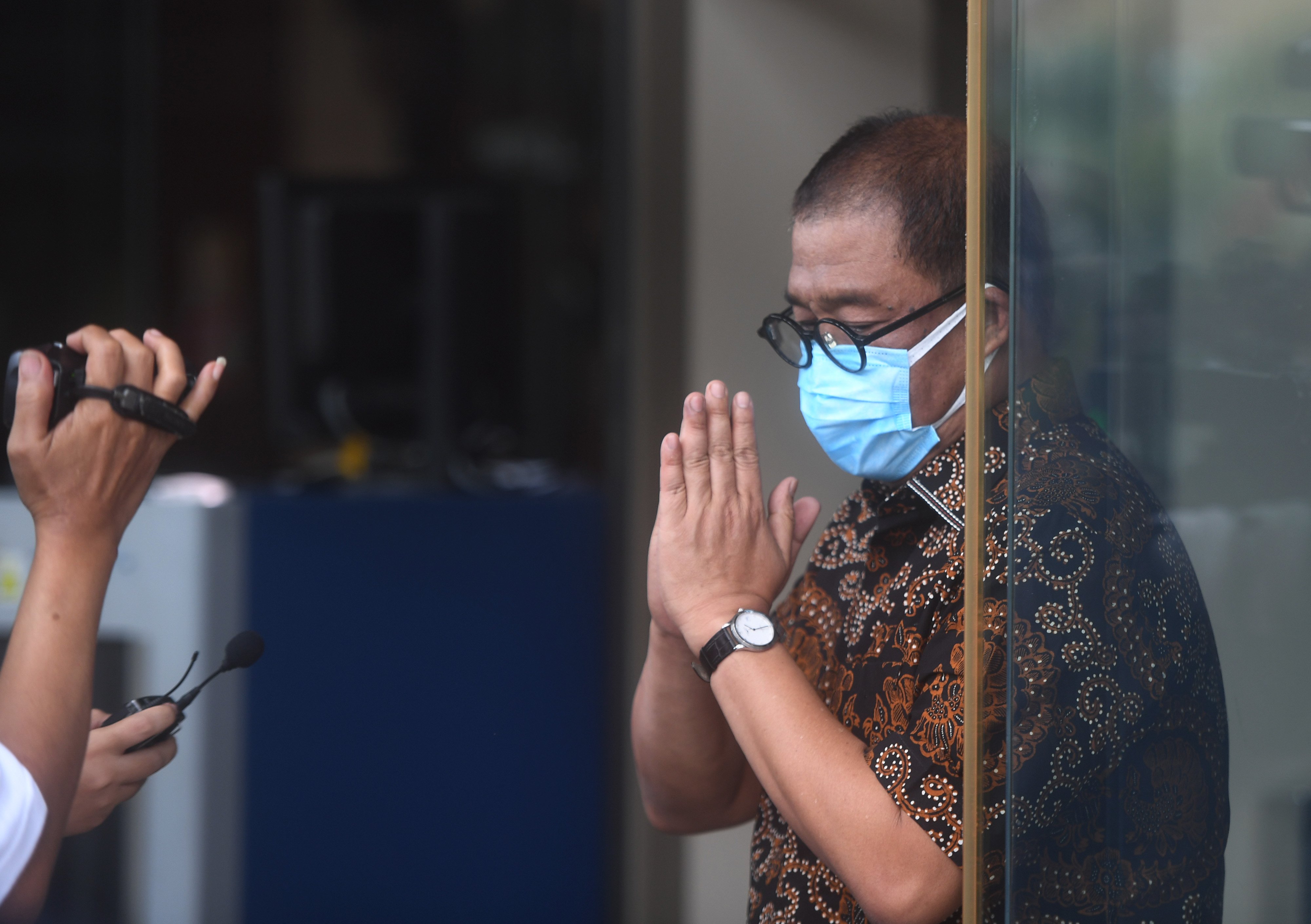  Sekjen Kemensos Hartono Laras meninggalkan gedung KPK usai menjalani pemeriksaan di Jakarta, Rabu (17/3/2021)