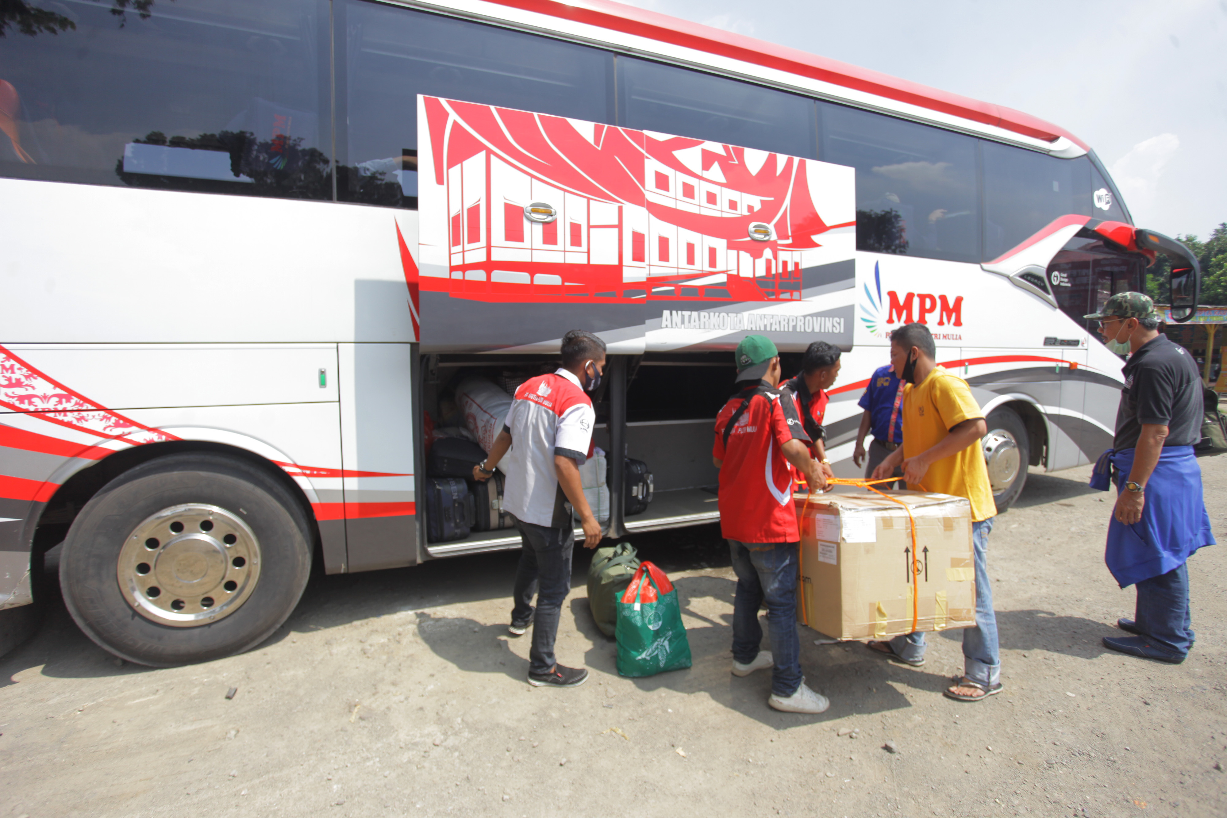 Calon penumpang bersiap menaiki bus AKAP di terminal bayangan Pondok Pinang, Jakarta.