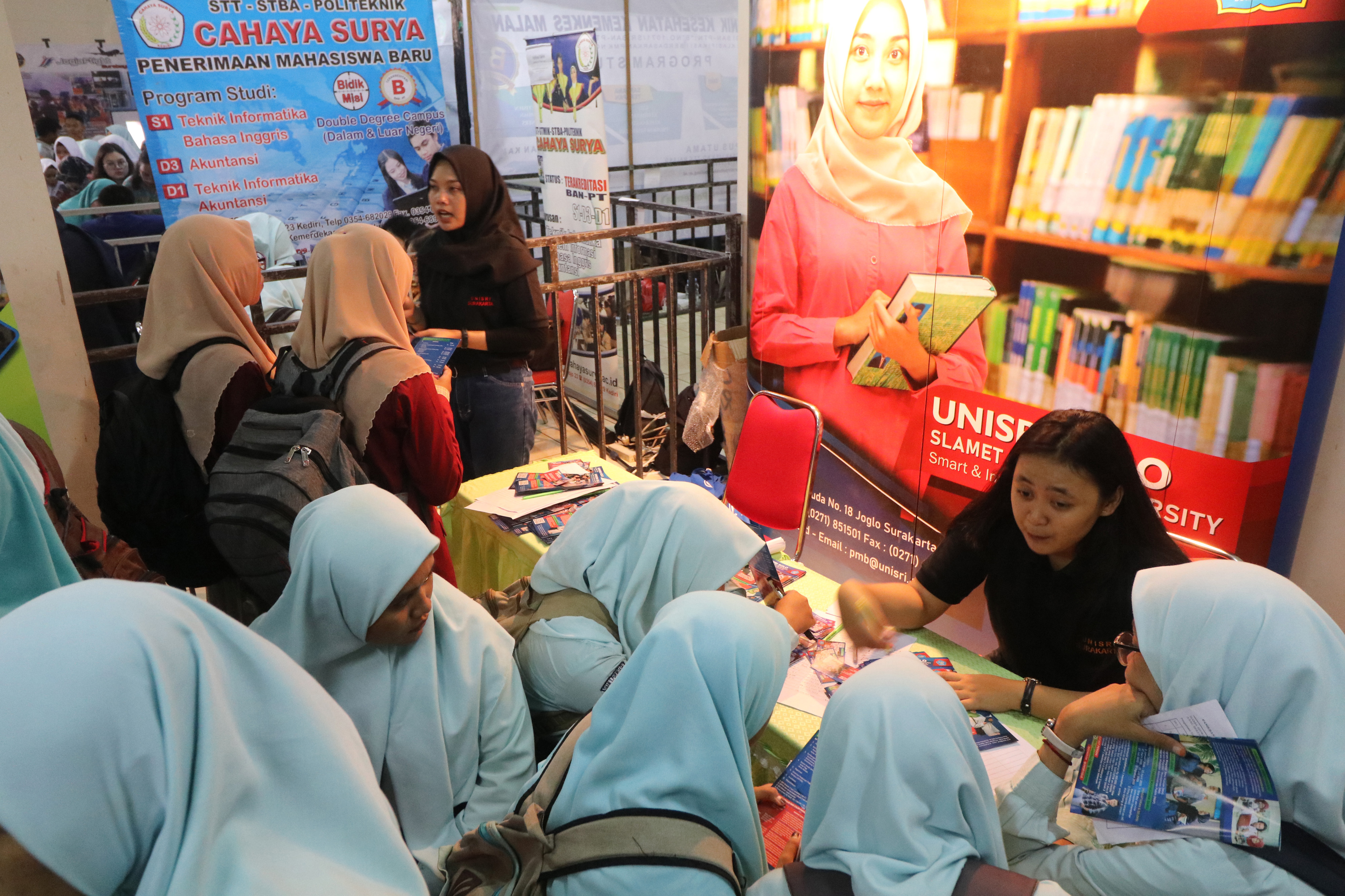 Sejumlah pelajar setingkat SMA mencari informasi saat Pameran Pendidikan Tinggi di monumen Simpang Lima Gumul, Kediri, Jawa Timur, 2020.