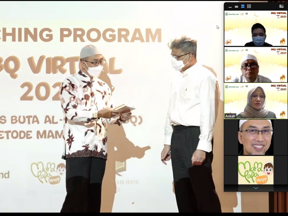 Ketua Umum Yayasan Muslim Sinar Mas Land Bambang Setiawan dan Ketua Yayasan Mama Papa Ustaz Muhammad Taslim.