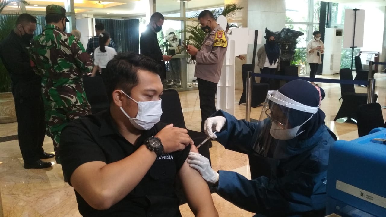 Seorang karyawan Media Group menerima suntikan vaksin covid-19 di kantor Media Group, Kedoya, Senin (31/5).